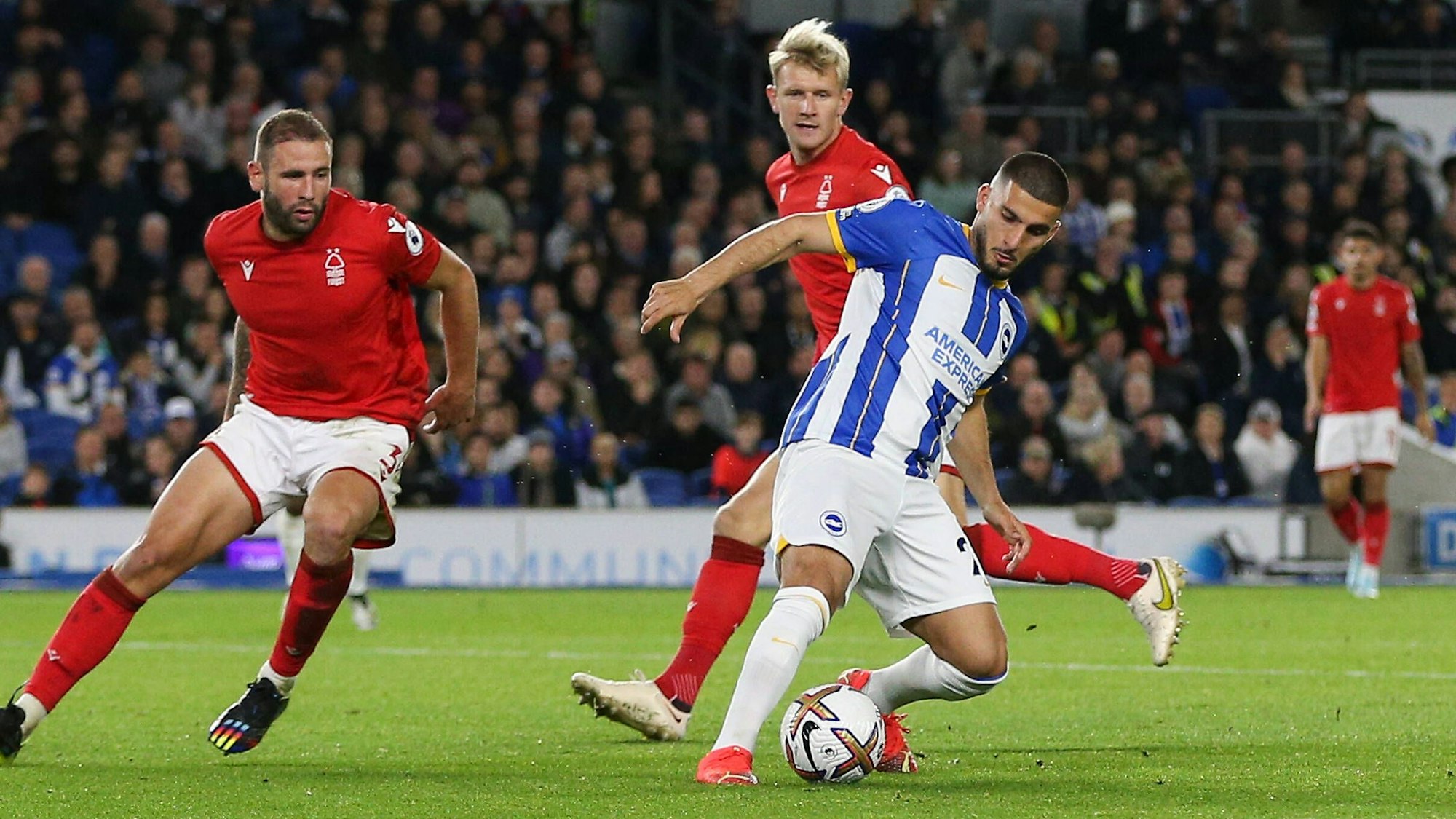 Deniz Undav schirmt gegen zwei Spieler von Deniz Undav den Ball ab.