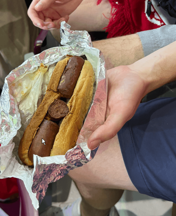 Eine während der Katar-WM im Al-Thumama-Stadion angebotene Wurst.