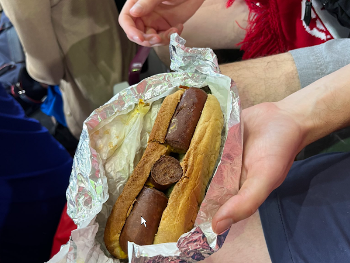 Eine während der Katar-WM im Al-Thumama-Stadion angebotene Wurst.