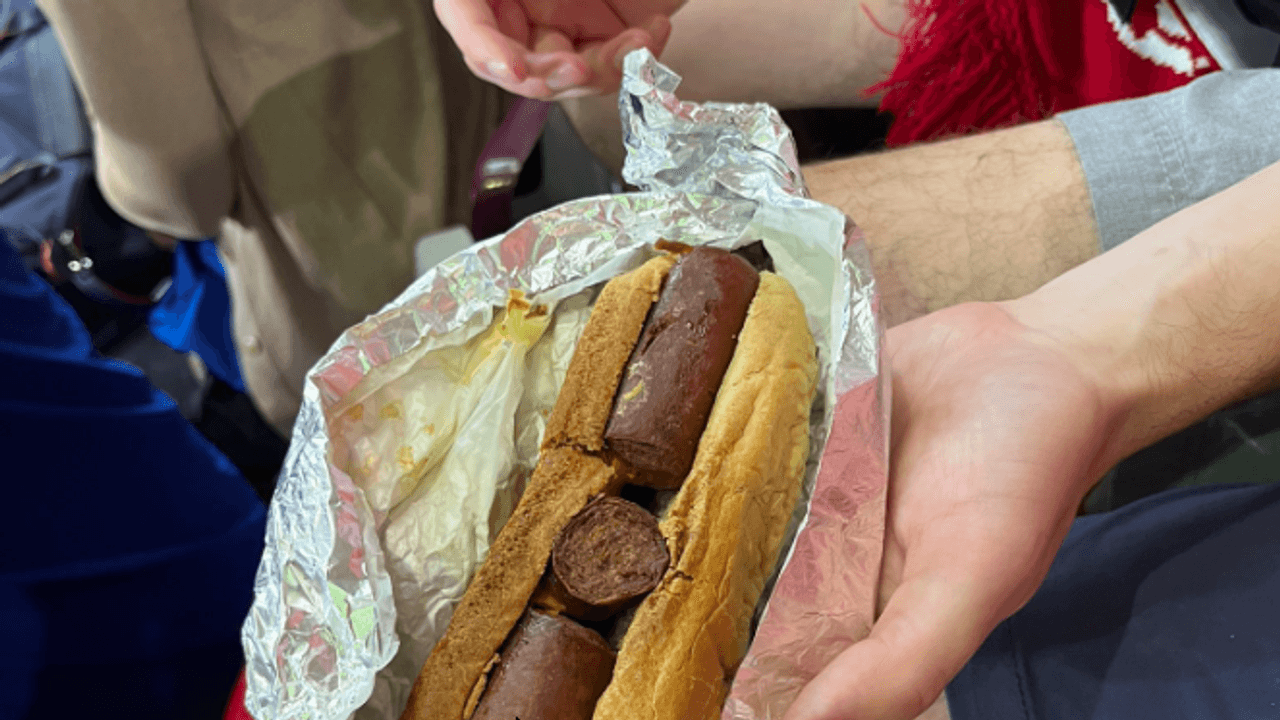 Eine während der Katar-WM im Al-Thumama-Stadion angebotene Wurst.