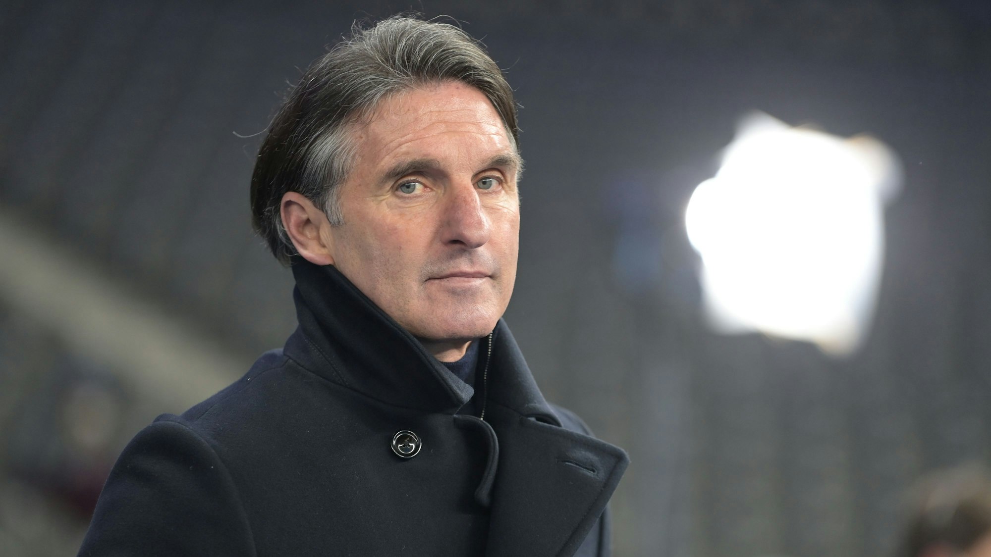 Bruno Labbadia steht nach seinem bislang letzten Bundesligaspiel als Trainer im Berliner Olympiastadion zum TV-Interview bereit. Jetzt übernimmt er als Feuerwehrmann beim VfB Stuttgart.