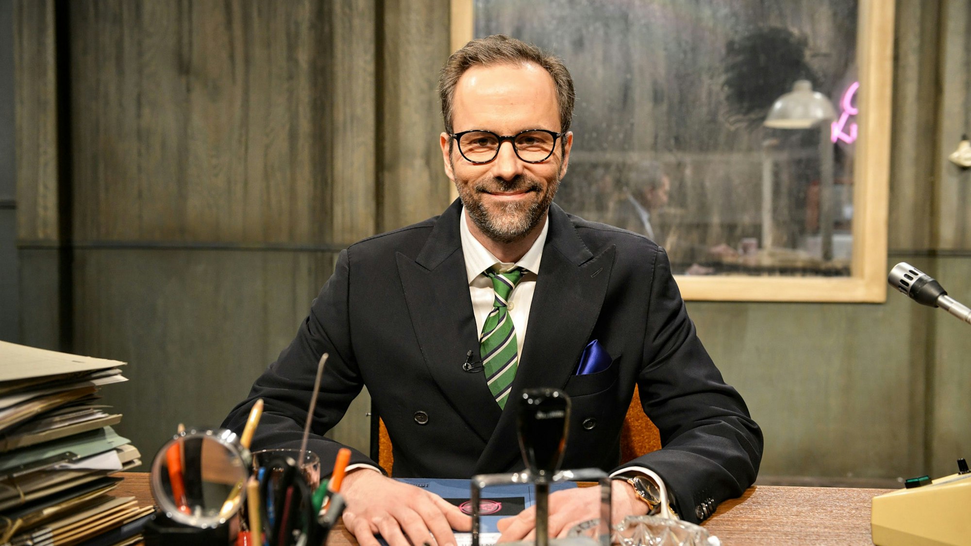 Komiker und Moderator Kurt Krömer in der Kullisse des Verhörraums seiner rbb-Show „Chez Krömer“.