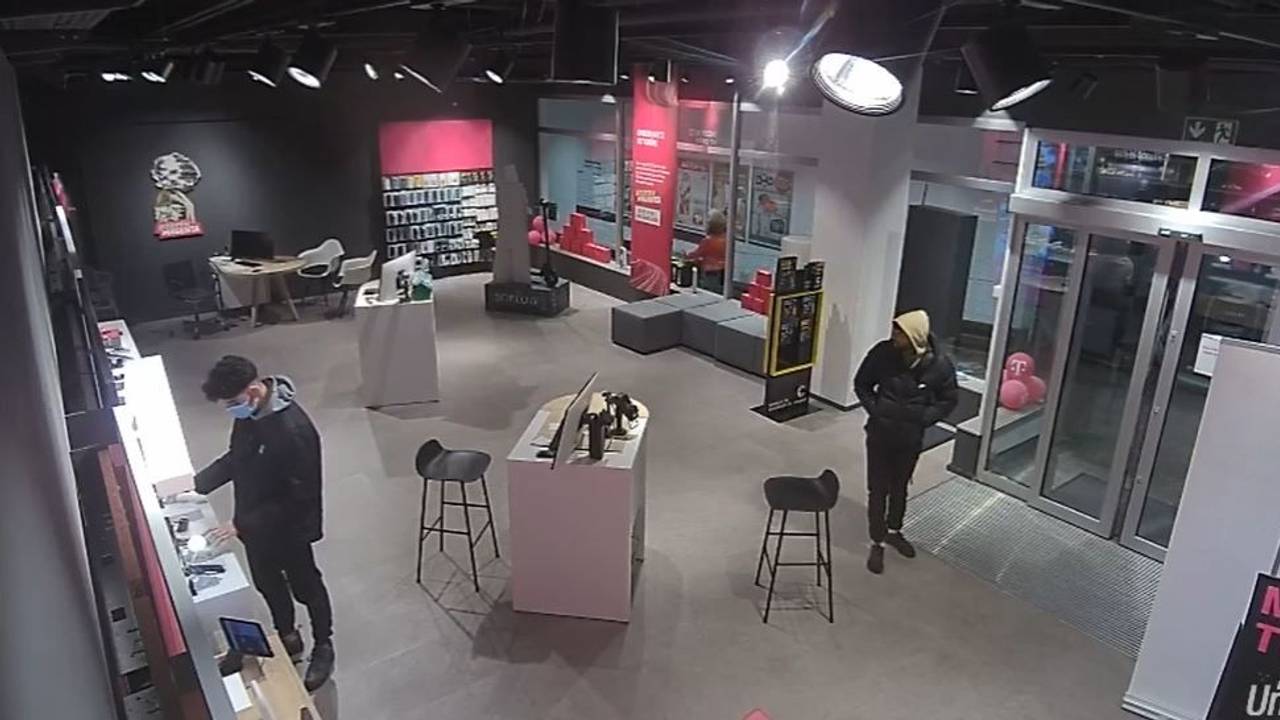 Zwei Männer stehen in einem Geschäft.