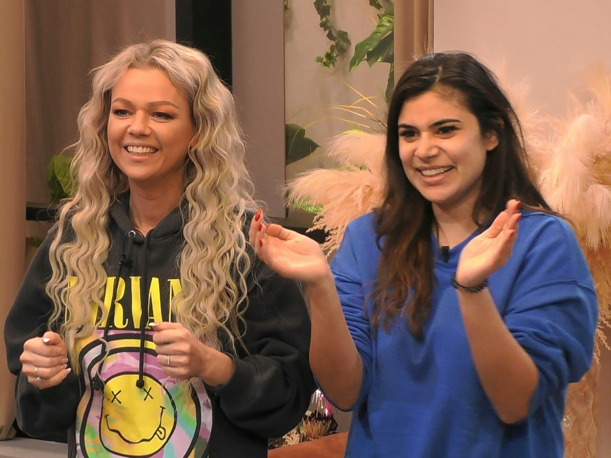 Micaela und Jay performen Micaelas Weihnachtssong.Tanja und Doreen (im Foto) tanzen und singen mit.