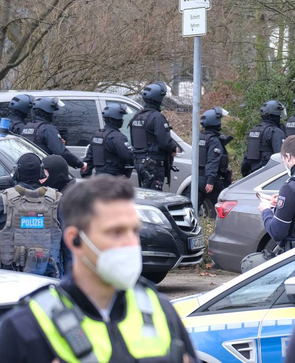 Polizeikräfte stehen vor dem Heinrich-Böll-Gymnasium in Köln.