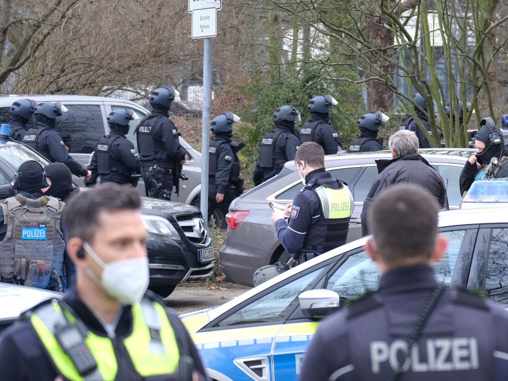 Polizeikräfte stehen vor dem Heinrich-Böll-Gymnasium in Köln.