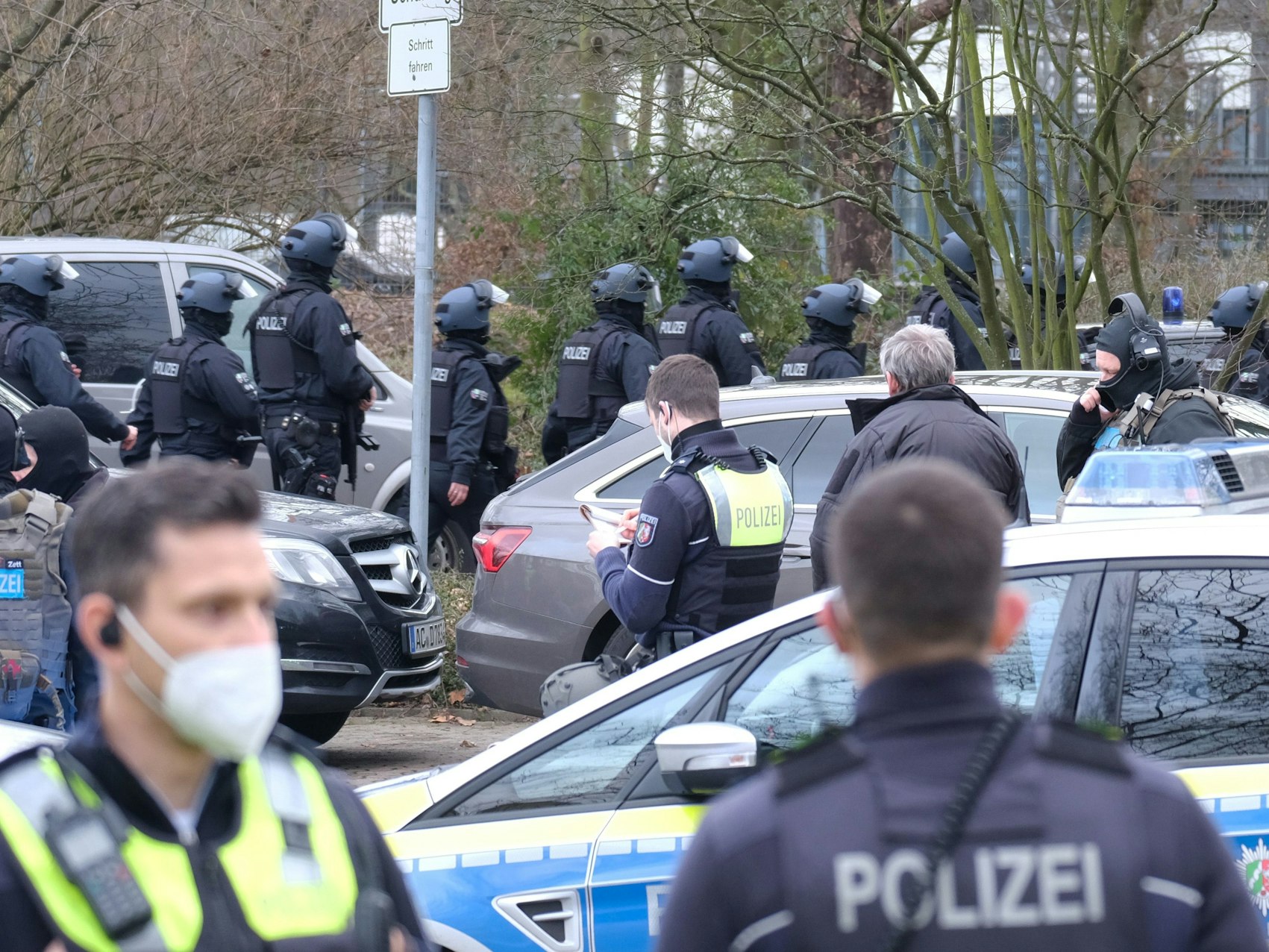 Polizeikräfte stehen vor dem Heinrich-Böll-Gymnasium in Köln.