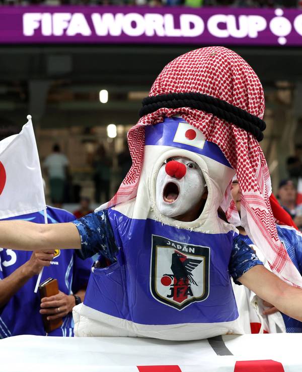 Ein verkleideter Japan-Fan beim WM-Achtelfinale 2022 gegen Kroatien.