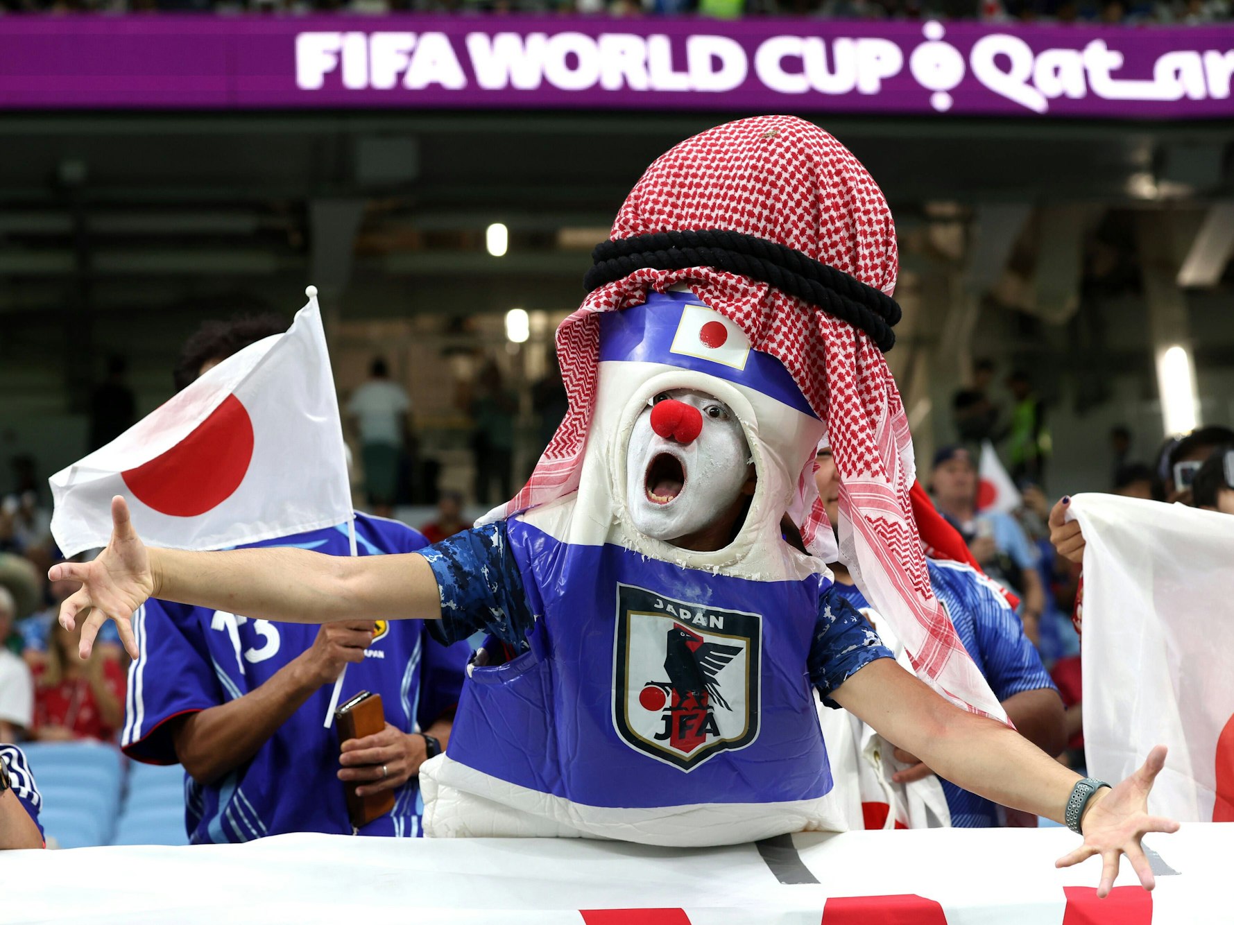 Ein verkleideter Japan-Fan beim WM-Achtelfinale 2022 gegen Kroatien.