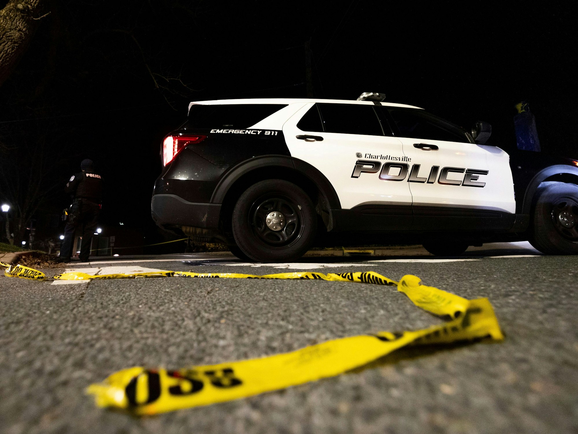 Ein Polizeiwagen steht auf dem Campusgelände der „University of Virginia“ in Charlottesville.