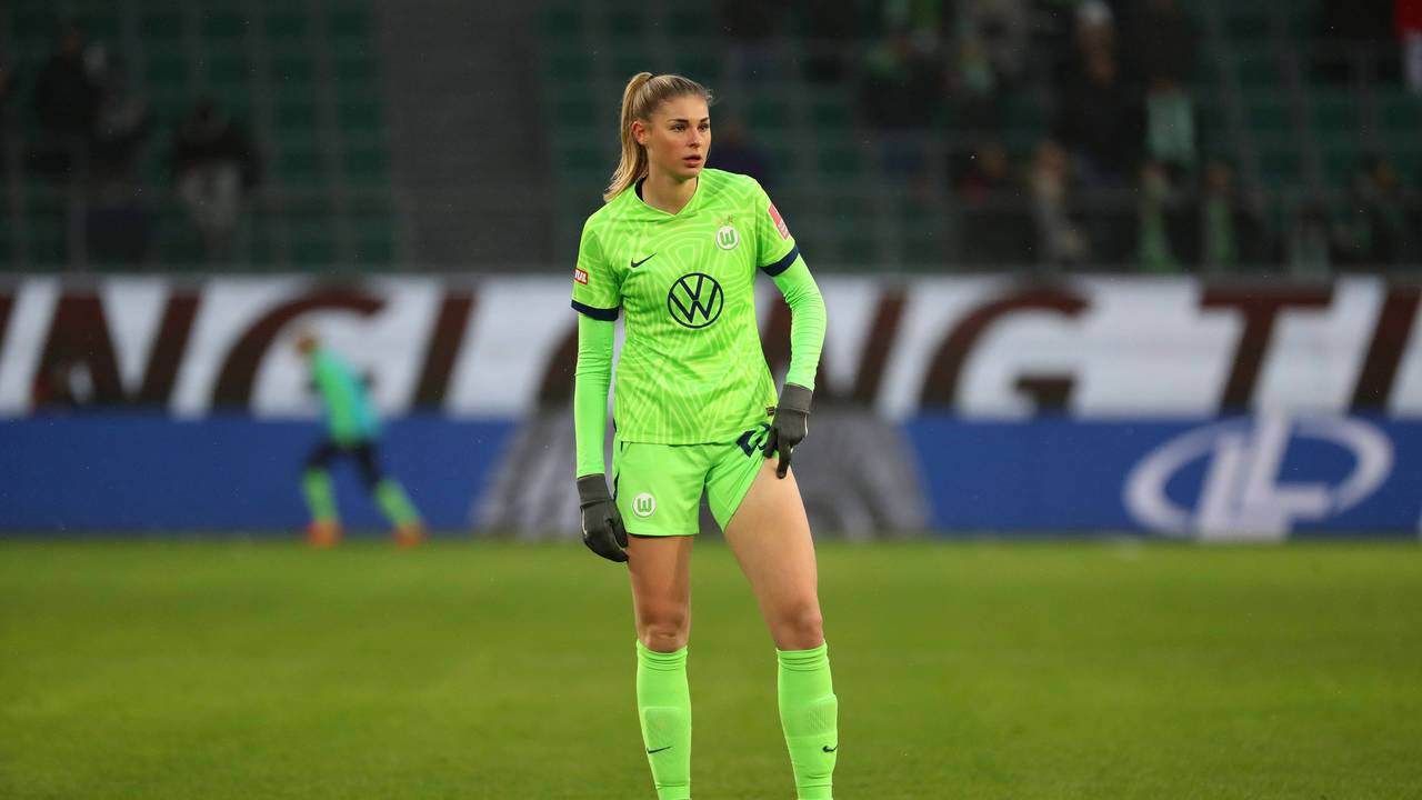 Jule Brand kratzt sich den Oberschenkel.