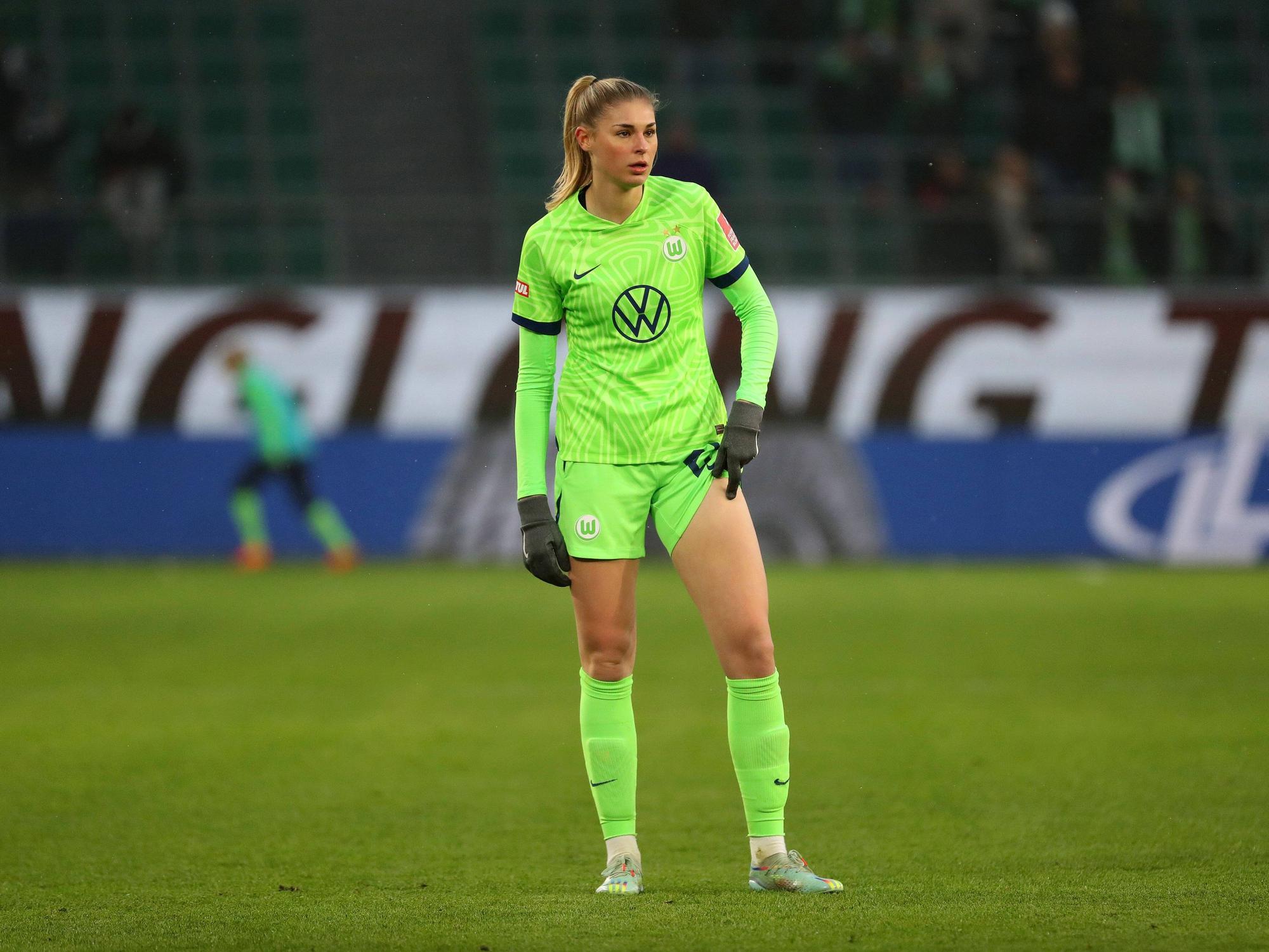 Jule Brand kratzt sich den Oberschenkel.
