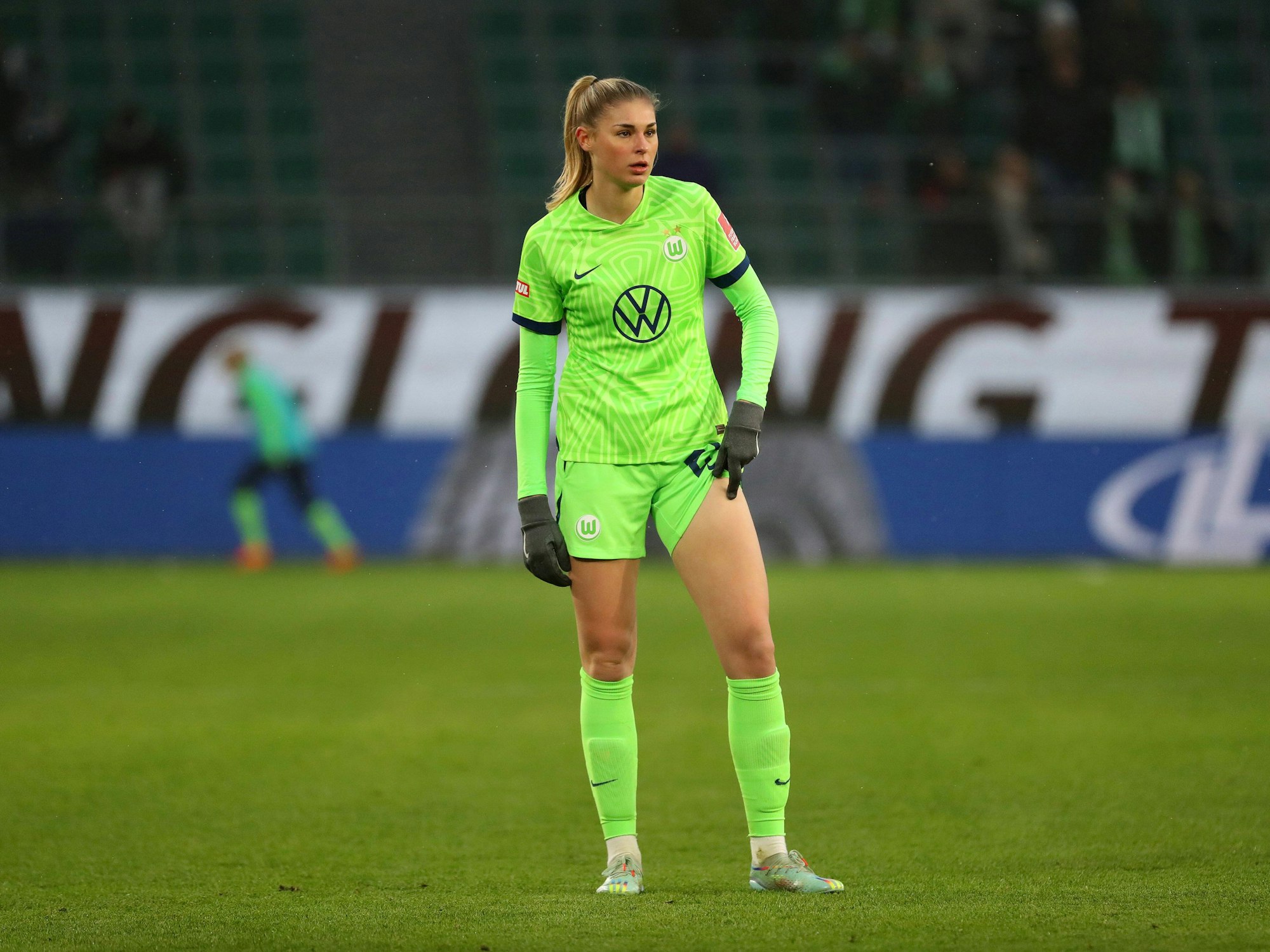 Jule Brand kratzt sich den Oberschenkel.