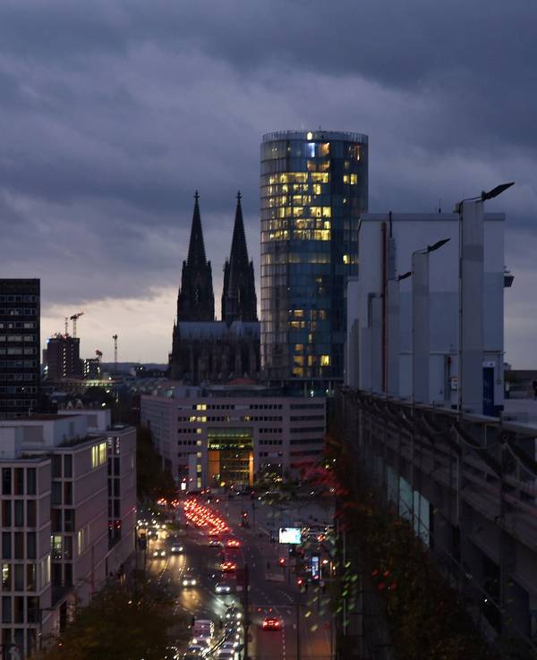 Blick auf den Kölner Dom und den Triangelturm