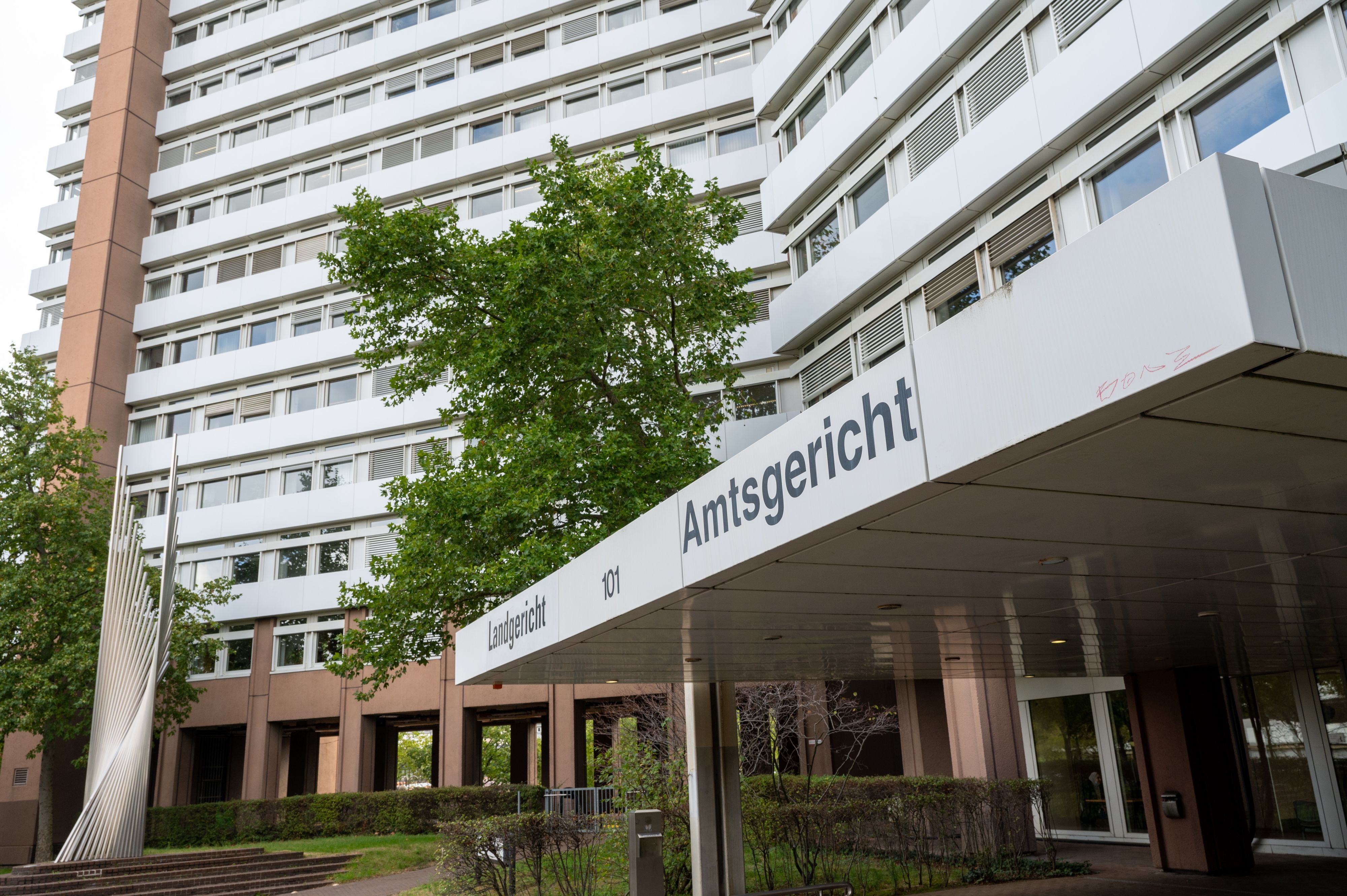 Foto vom Haupteingang des Kölner Land- und Amtsgerichts.
