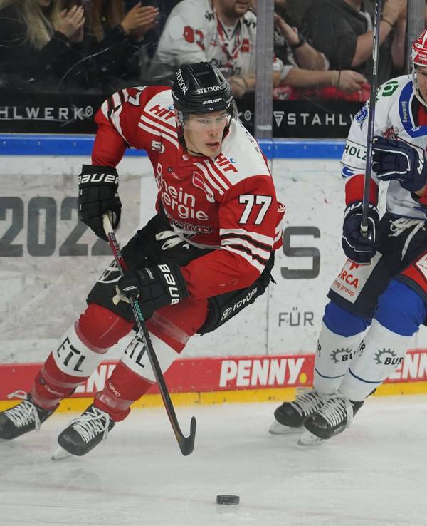 Kölns Alex Roach Köln führt den Puck, Schwenningens Alexander Karachun setzt nach.