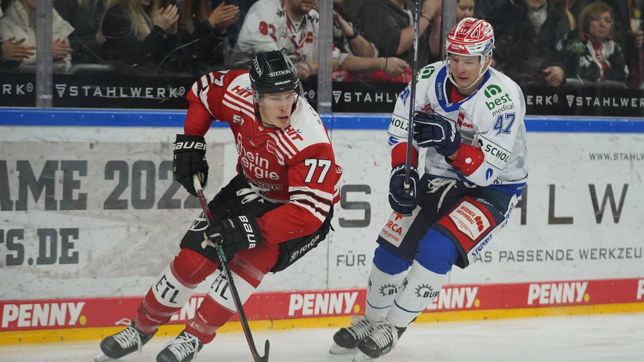 Kölns Alex Roach Köln führt den Puck, Schwenningens Alexander Karachun setzt nach.