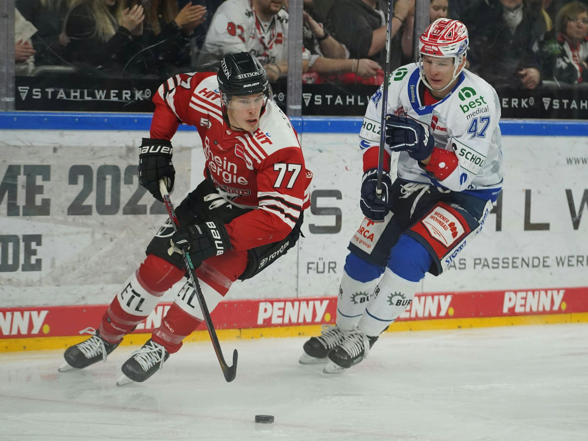 Kölns Alex Roach Köln führt den Puck, Schwenningens Alexander Karachun setzt nach.