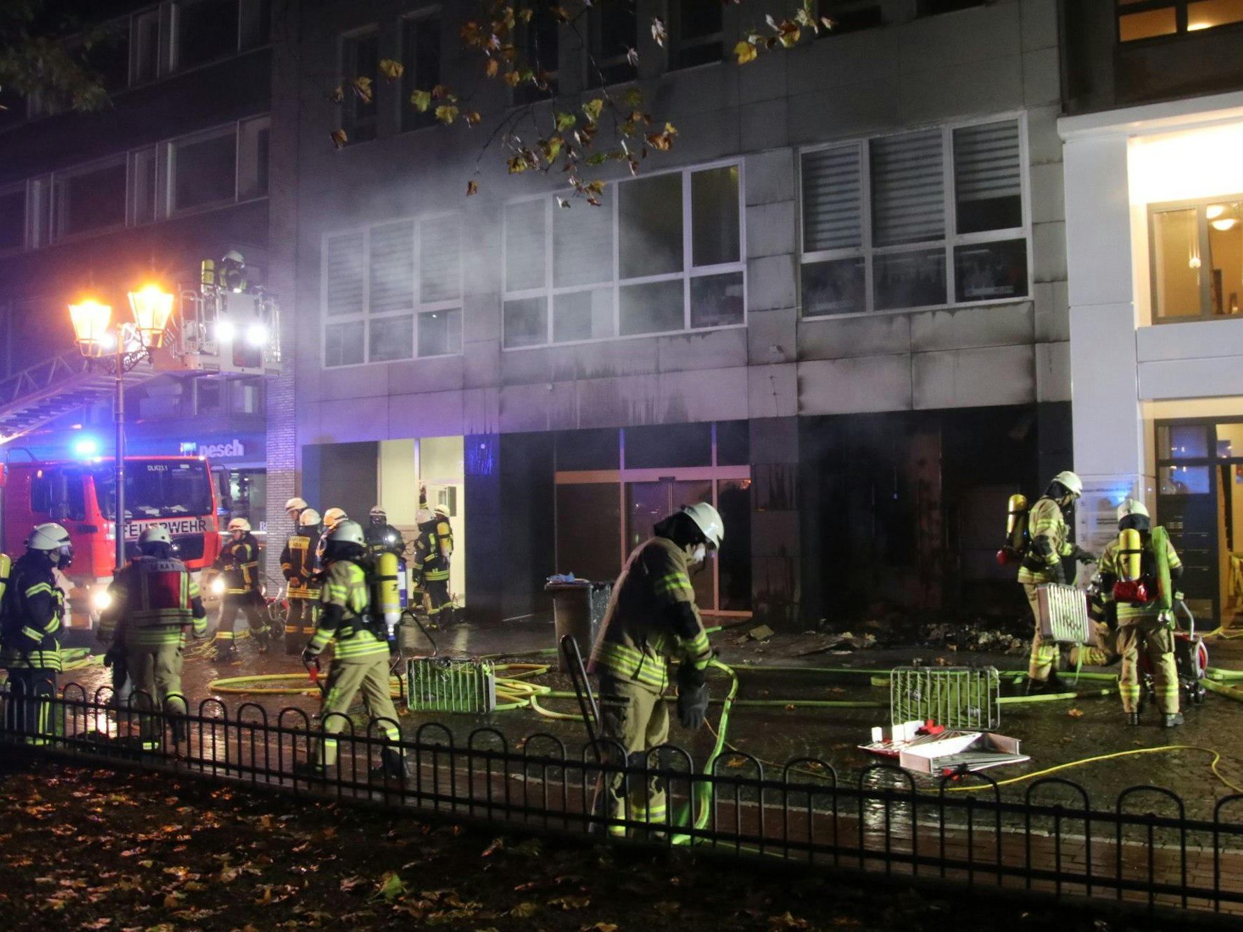 Einsatzkräfte an einem Brandort am Kaiser-Wilhelm-Ring in Köln. Noch in der Dunkelheit musste eine Person befreit werden.