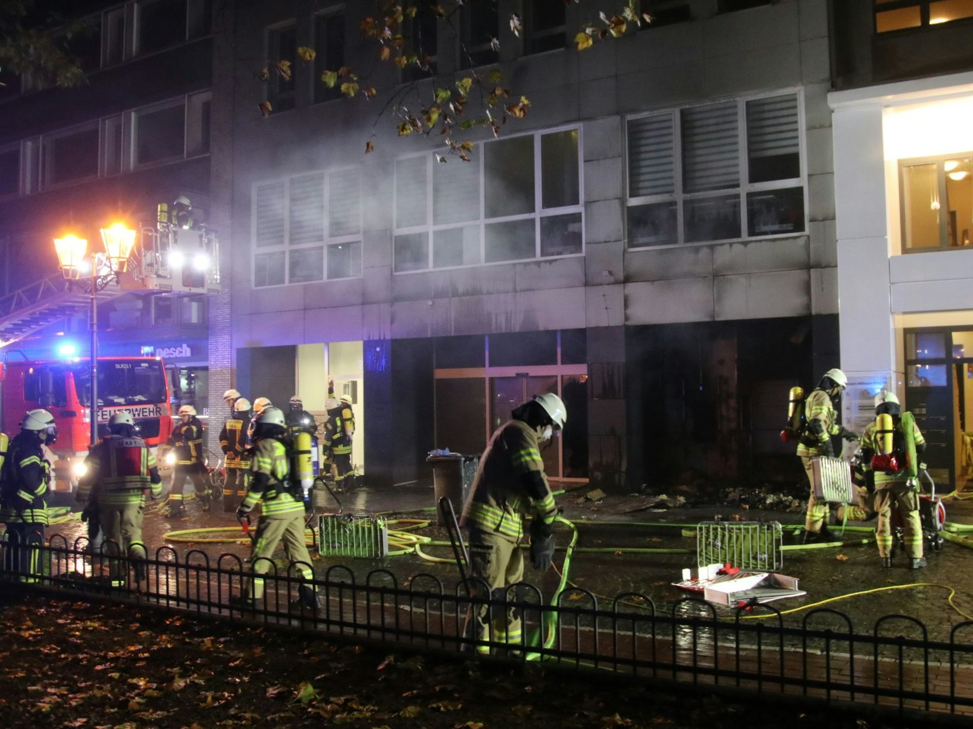 Einsatzkräfte an einem Brandort am Kaiser-Wilhelm-Ring in Köln. Noch in der Dunkelheit musste eine Person befreit werden.