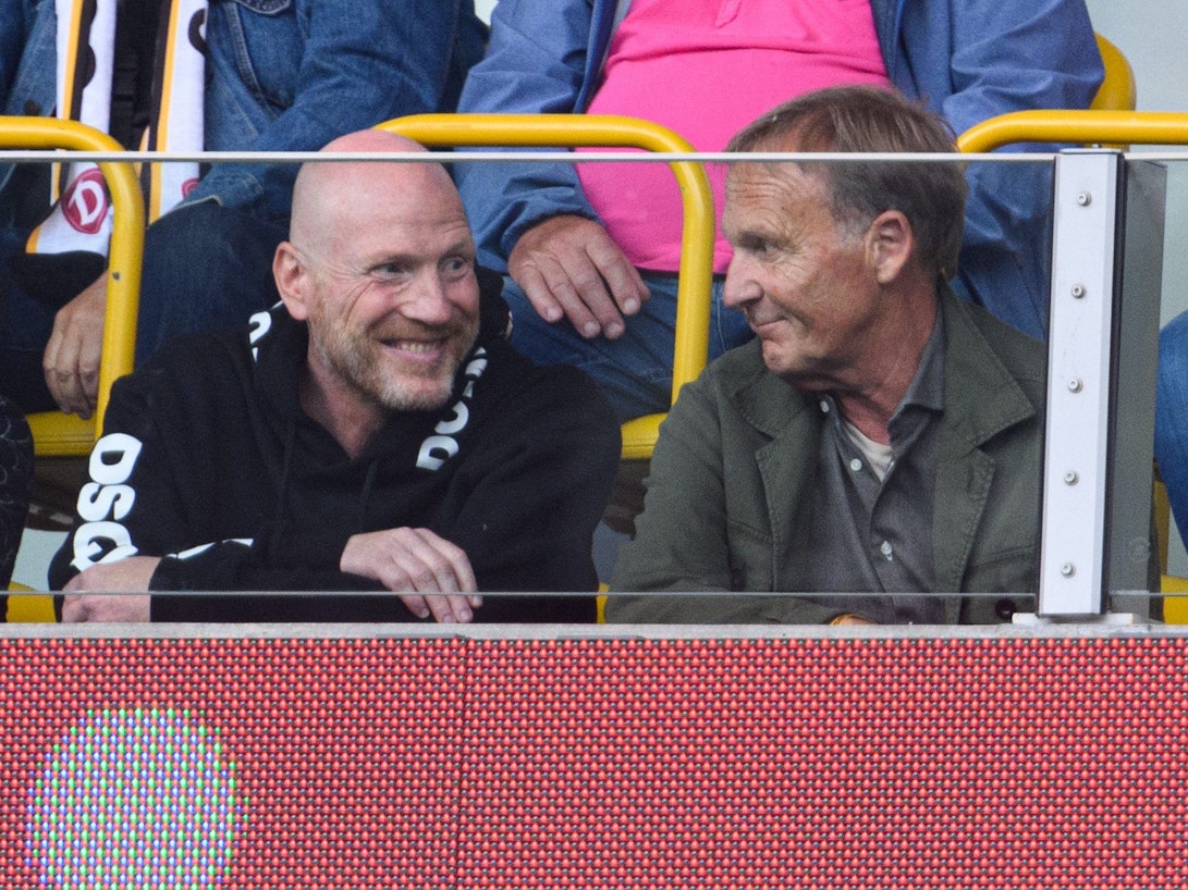 Berater Matthias Sammer (l) und Dortmunds Geschäftsführer Hans-Joachim Watzke verfolgen das Spiel von der Tribüne aus.