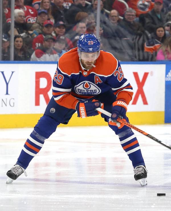 Leon Draisaitl treibt den Puck übers Eis.