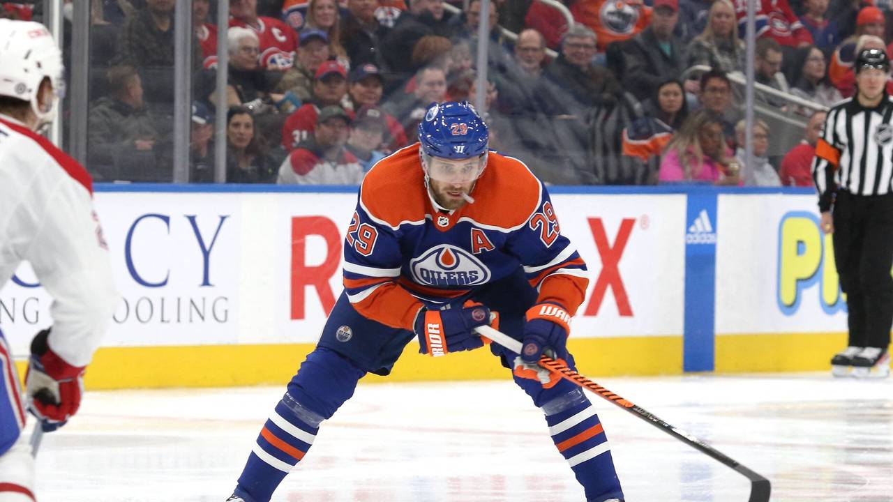 Leon Draisaitl treibt den Puck übers Eis.