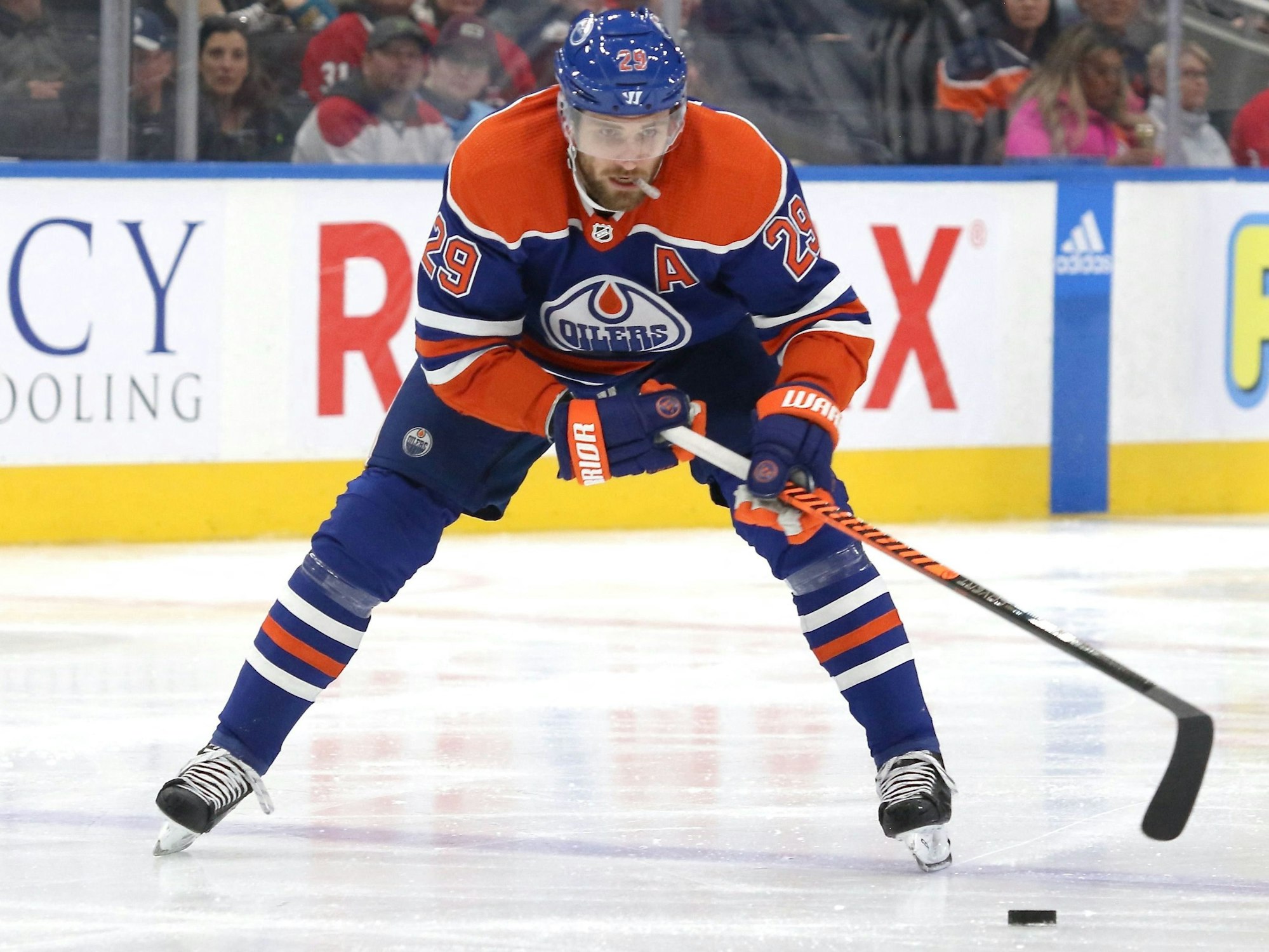 Leon Draisaitl treibt den Puck übers Eis.