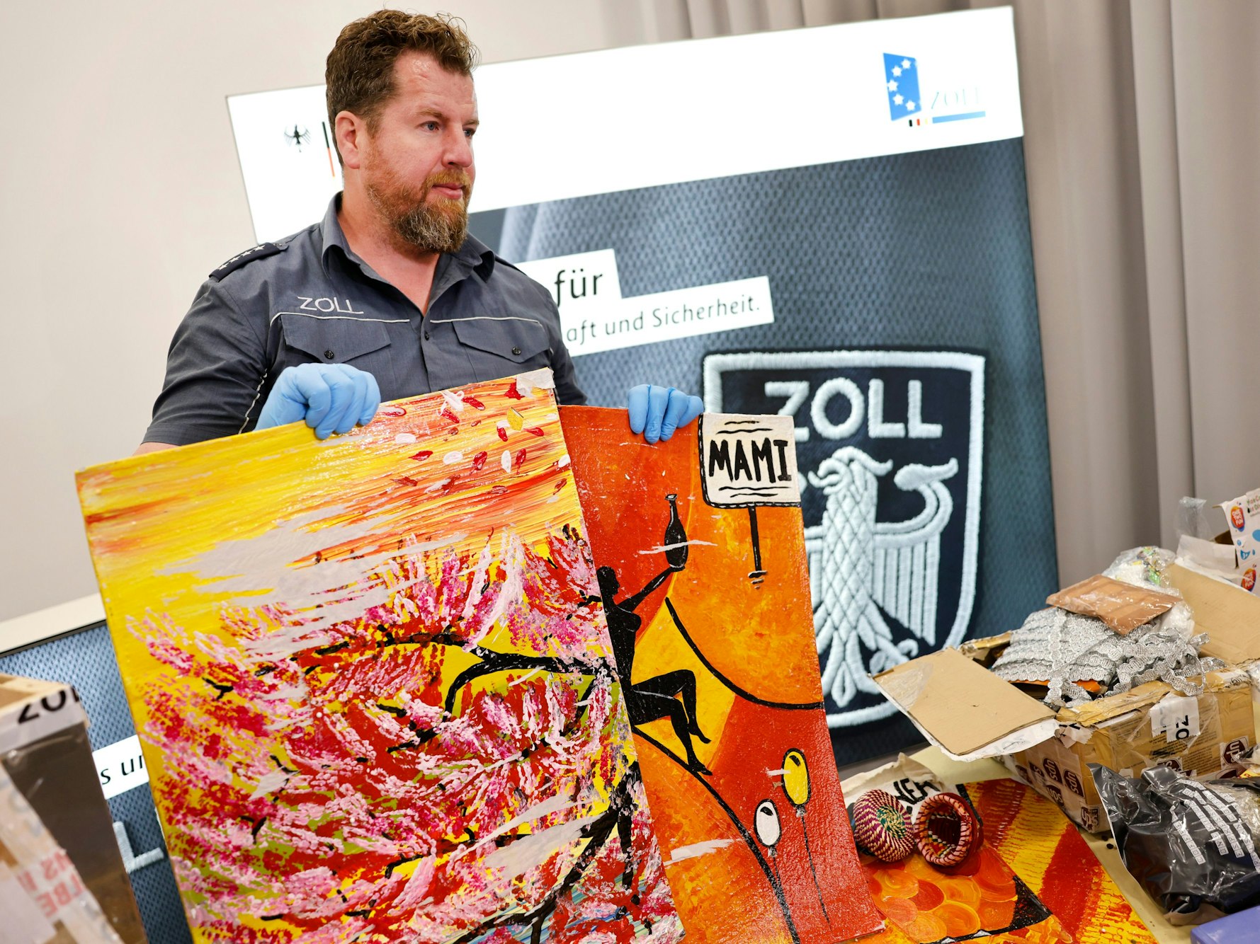 Der Zoll präsentiert Gemälde, die auf flach gepresstes Kokain gemalt wurden.