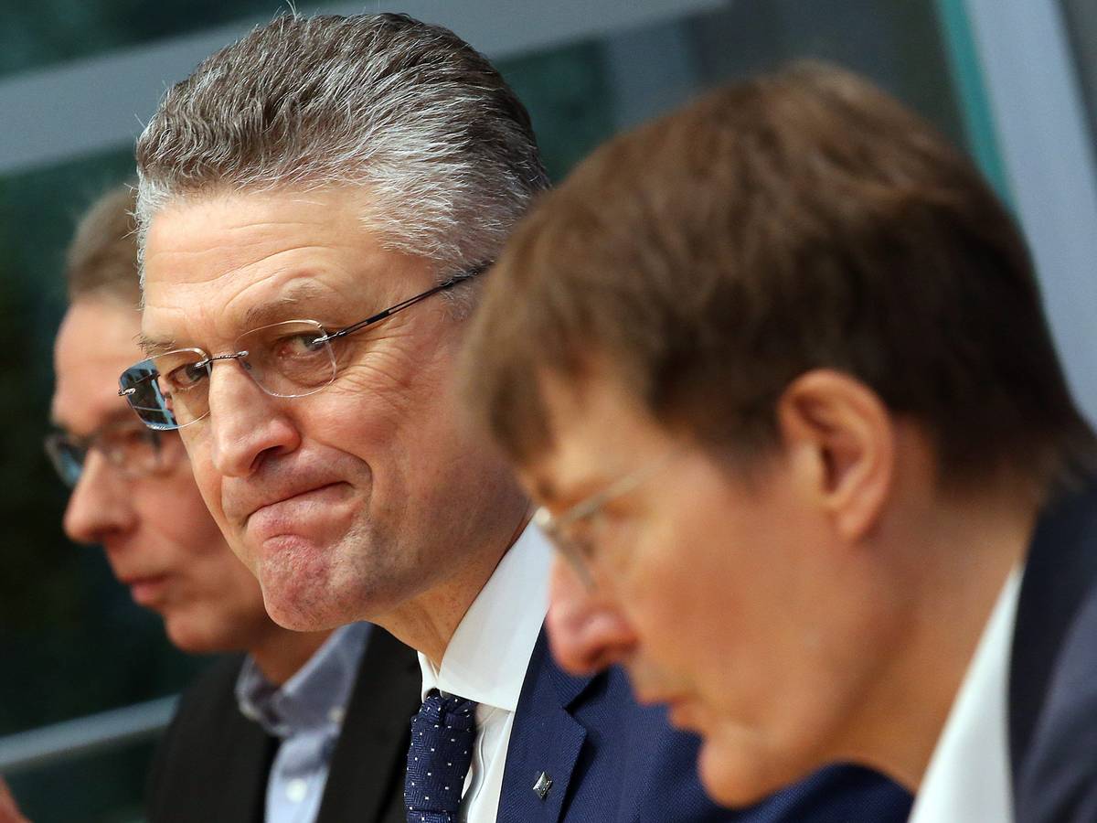 Lothar Wieler (hier im Februar 2022 links neben Karl Lauterbach) hat sich unter anderem für ein Tragen von Masken ausgesprochen.