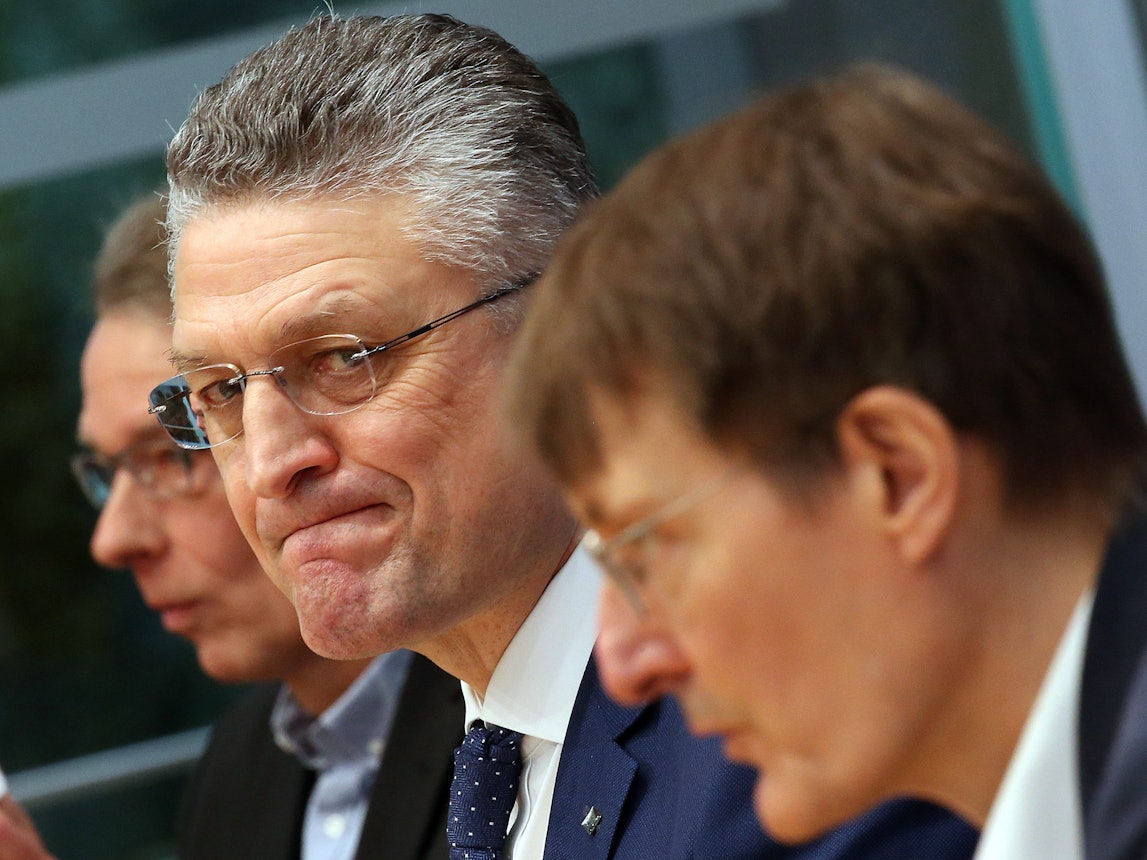 Lothar Wieler (hier im Februar 2022 links neben Karl Lauterbach) hat sich unter anderem für ein Tragen von Masken ausgesprochen.