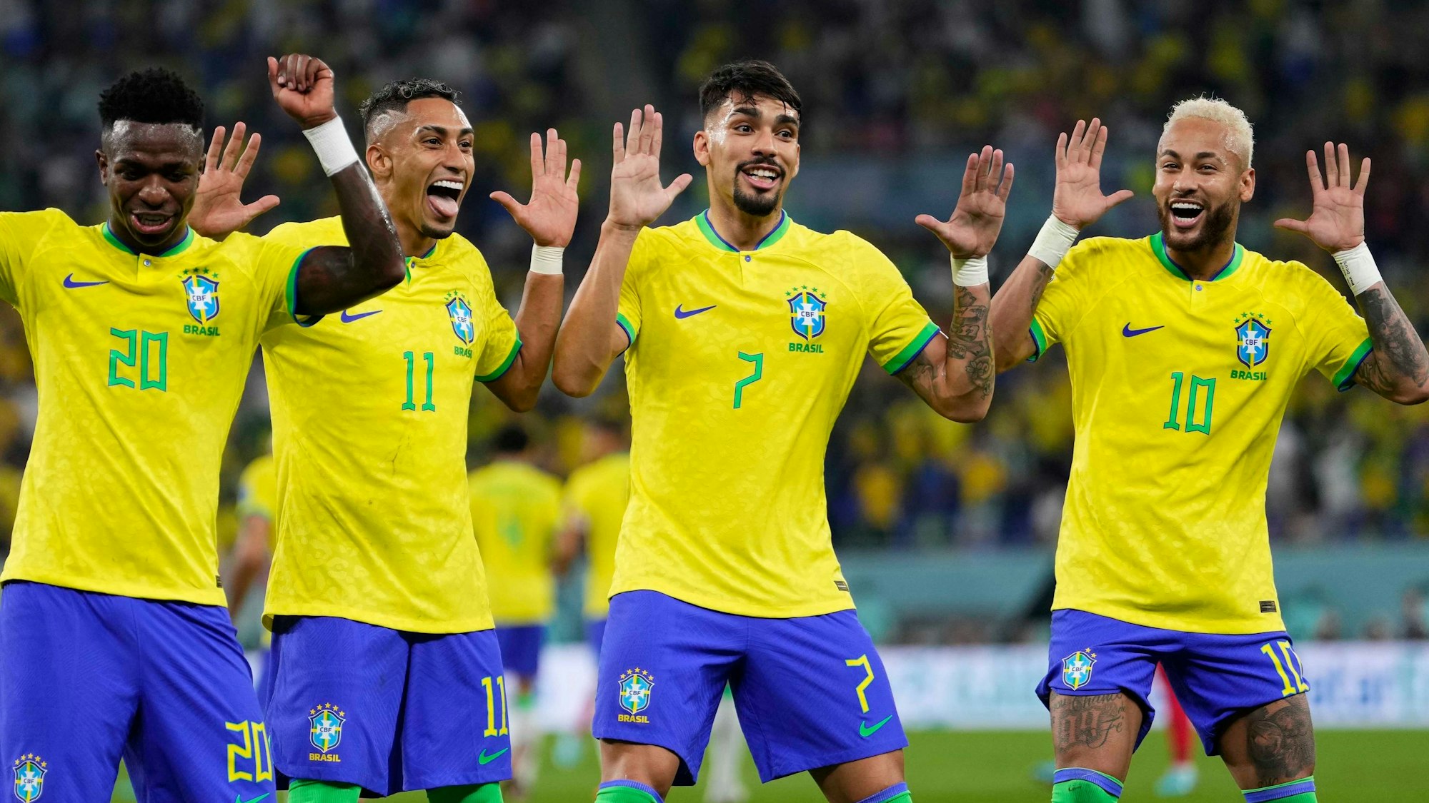 Brasiliens Neymar (r-l) feiert mit Lucas Paqueta, Raphinha und Vinicius Junior sein Tor zum 2-0.
Brasiliens Fußballer jubeln und tanzen.