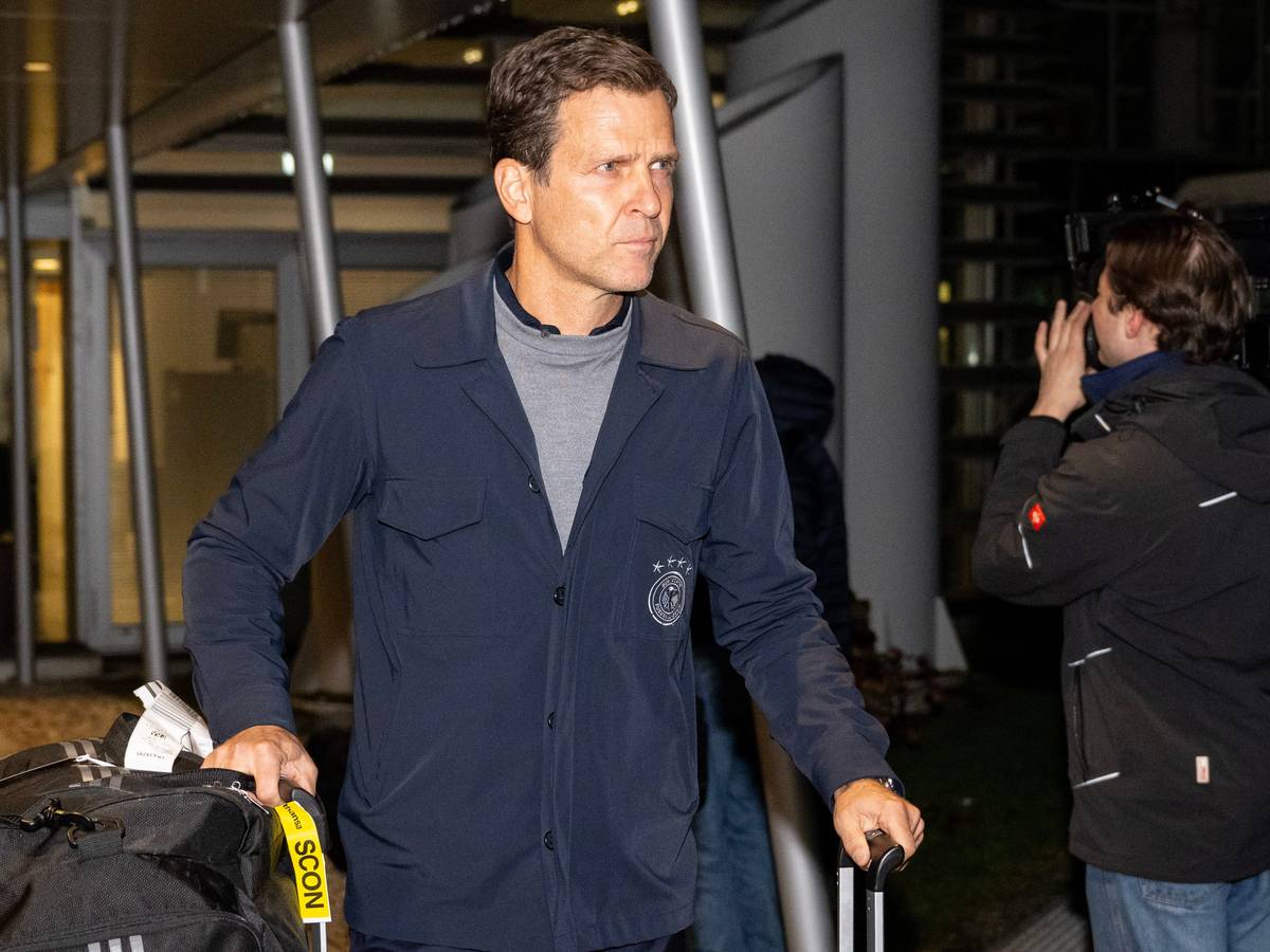 Teammanager Oliver Bierhoff kommt am Flughafen München an.
