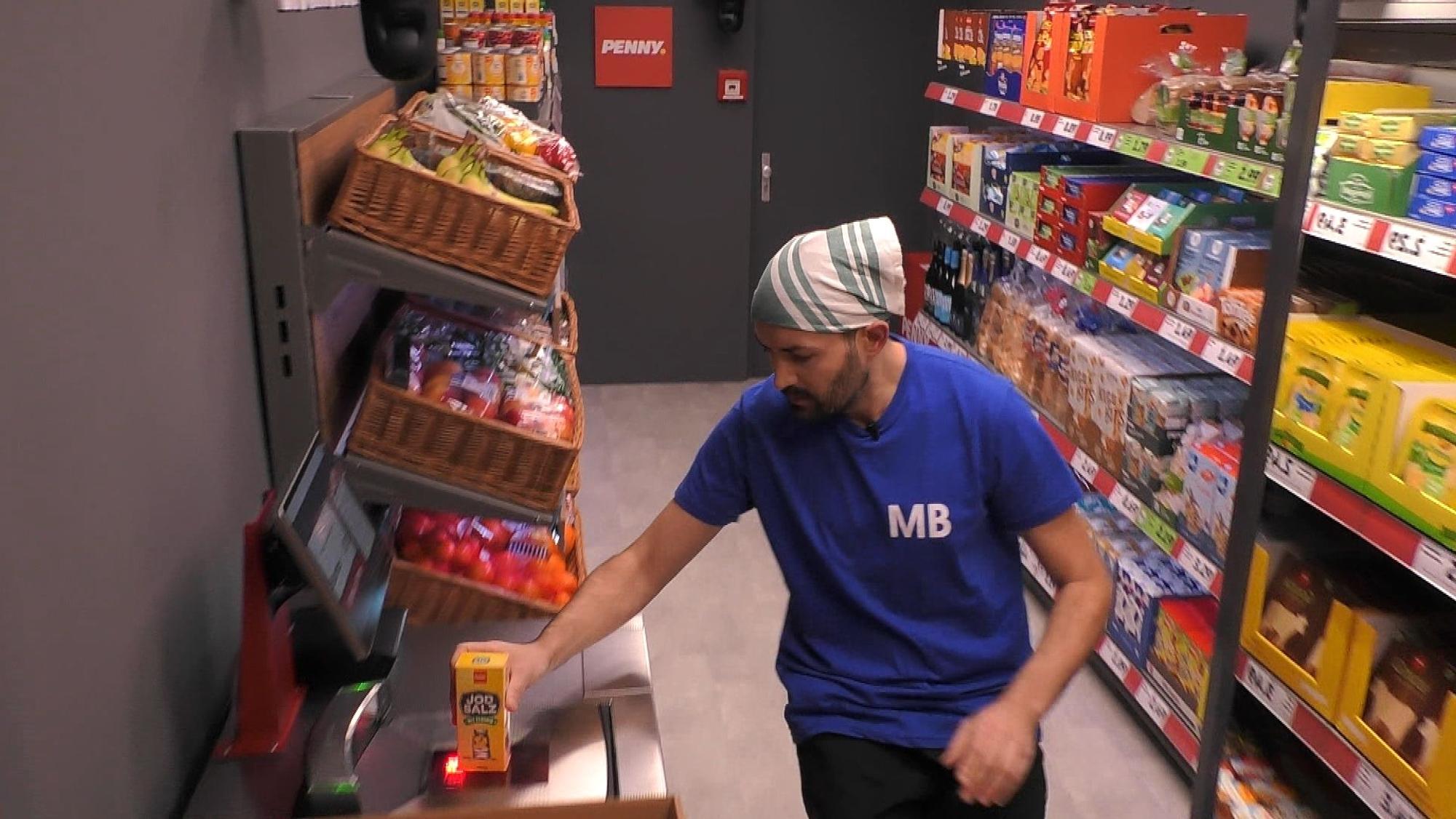 Menderes kauft im Penny ein.