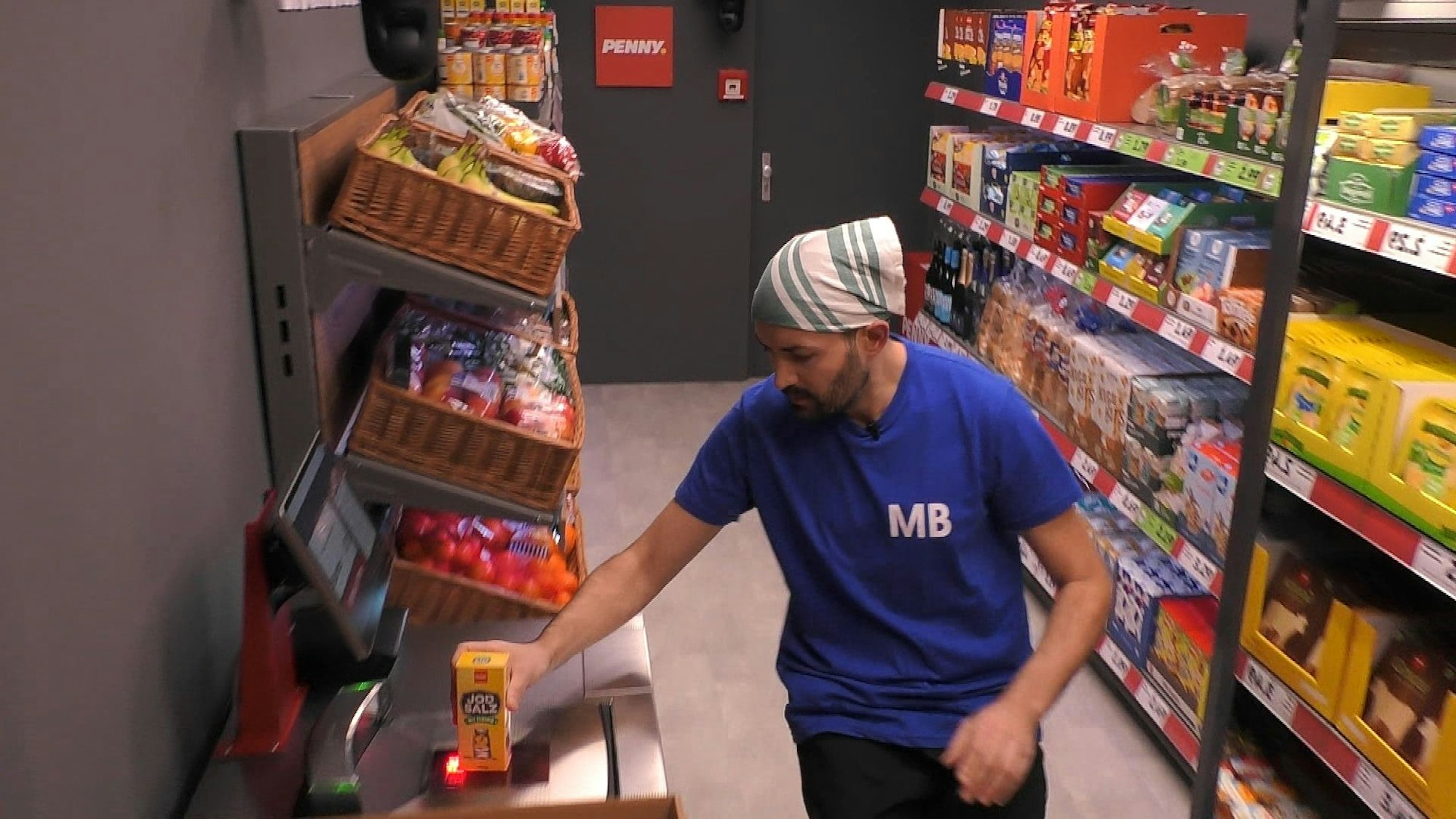 Menderes kauft im Penny ein.