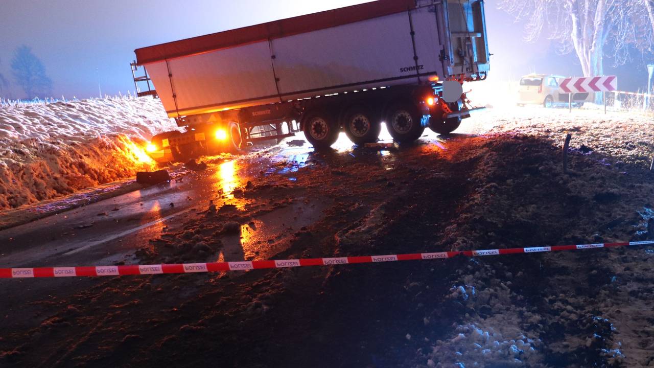 Bei dem Unfall im Kreis Höxter ist ein 64-Jährige und sein Hund getötet worden.