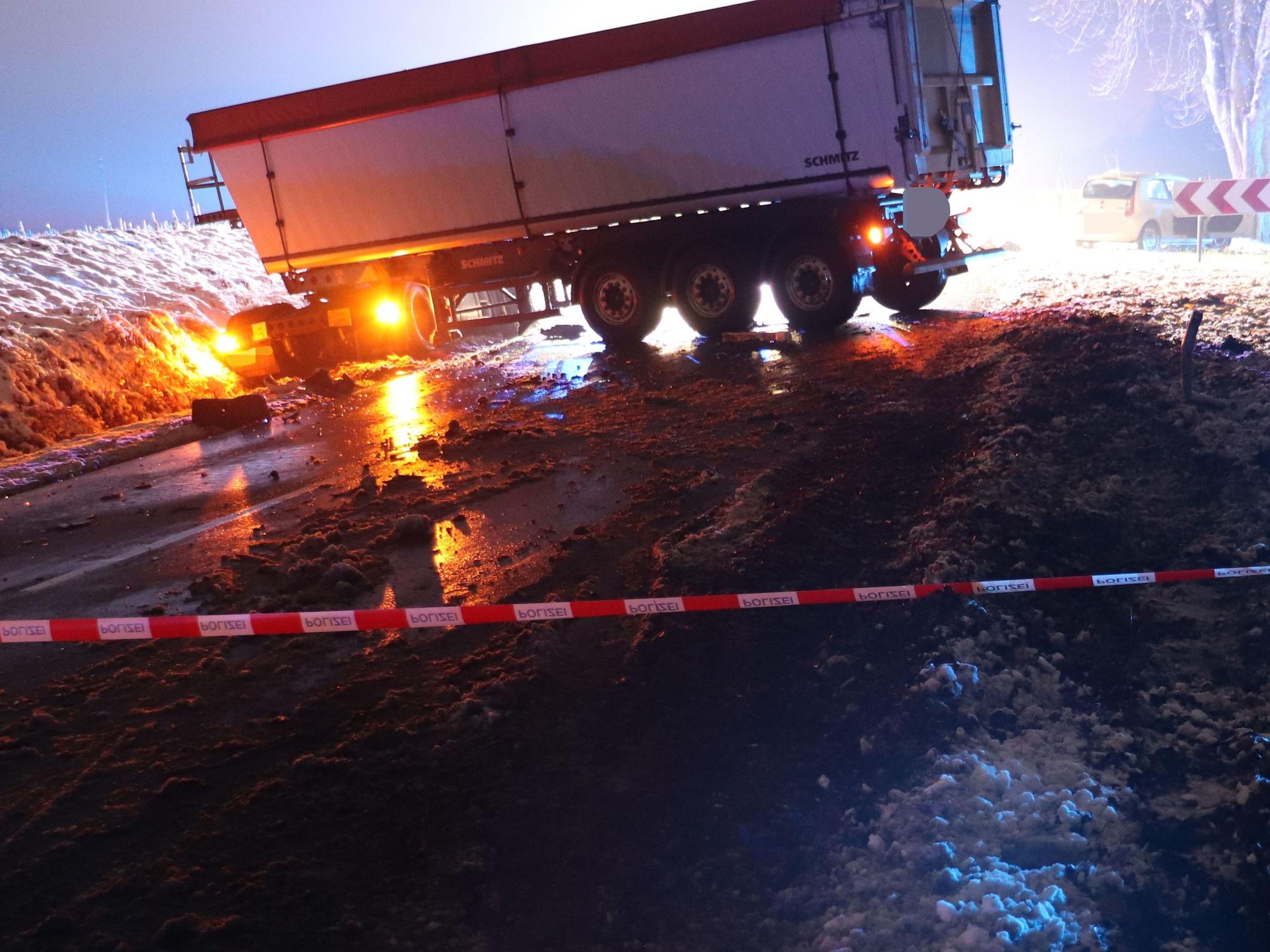 Bei dem Unfall im Kreis Höxter ist ein 64-Jährige und sein Hund getötet worden.