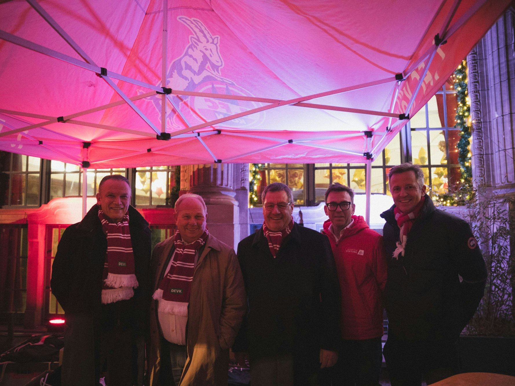 Werner Wolf, Markus Rejek und Philipp Türoff verteilen Essen an Obdachlose.