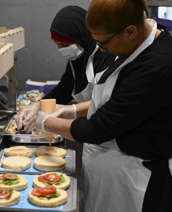 Beschäftigte in einem Fastfood-Restaurant in Marseille: Europaweit leidet die Gastronomie unter gleich mehreren Krisen, auch in Deutschland. Doch viele große Restaurantketten schalten auf Angriff.