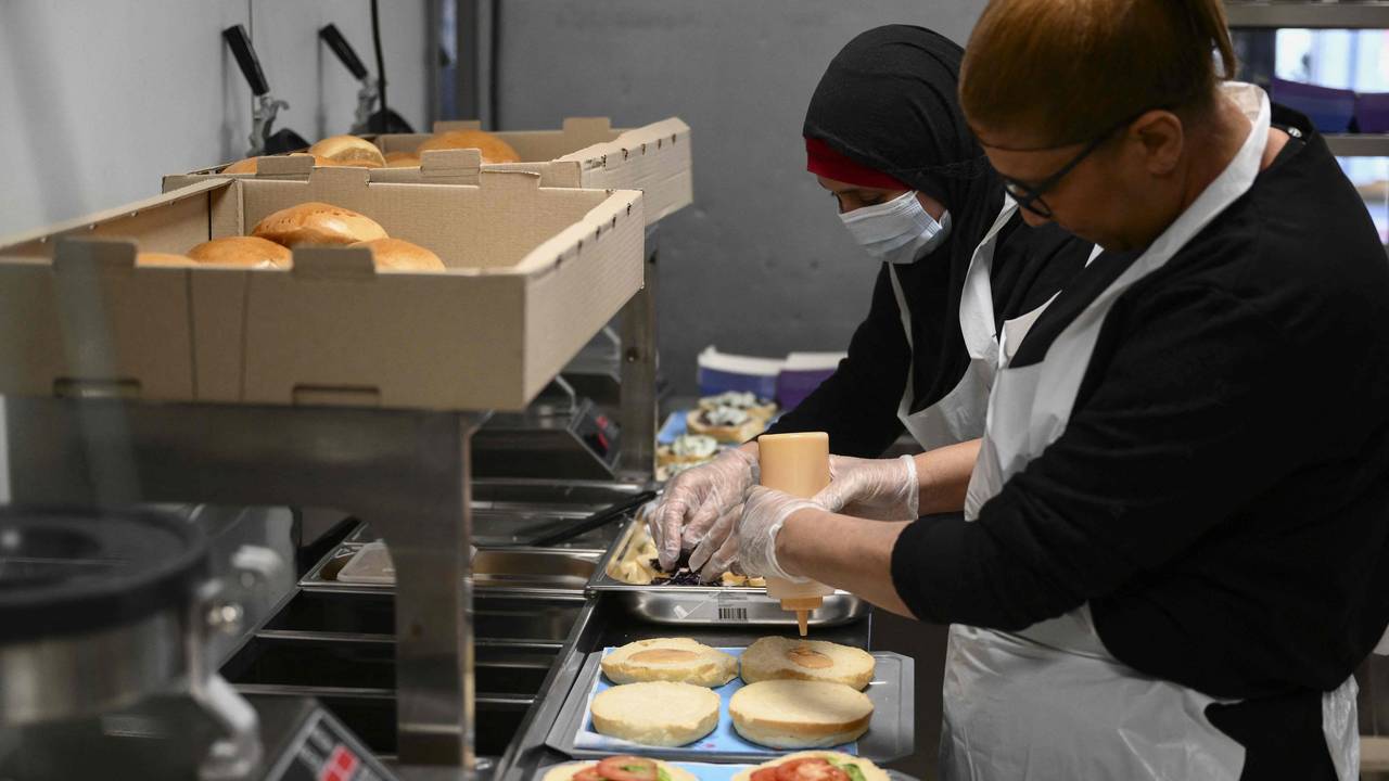 Beschäftigte in einem Fastfood-Restaurant in Marseille: Europaweit leidet die Gastronomie unter gleich mehreren Krisen, auch in Deutschland. Doch viele große Restaurantketten schalten auf Angriff.