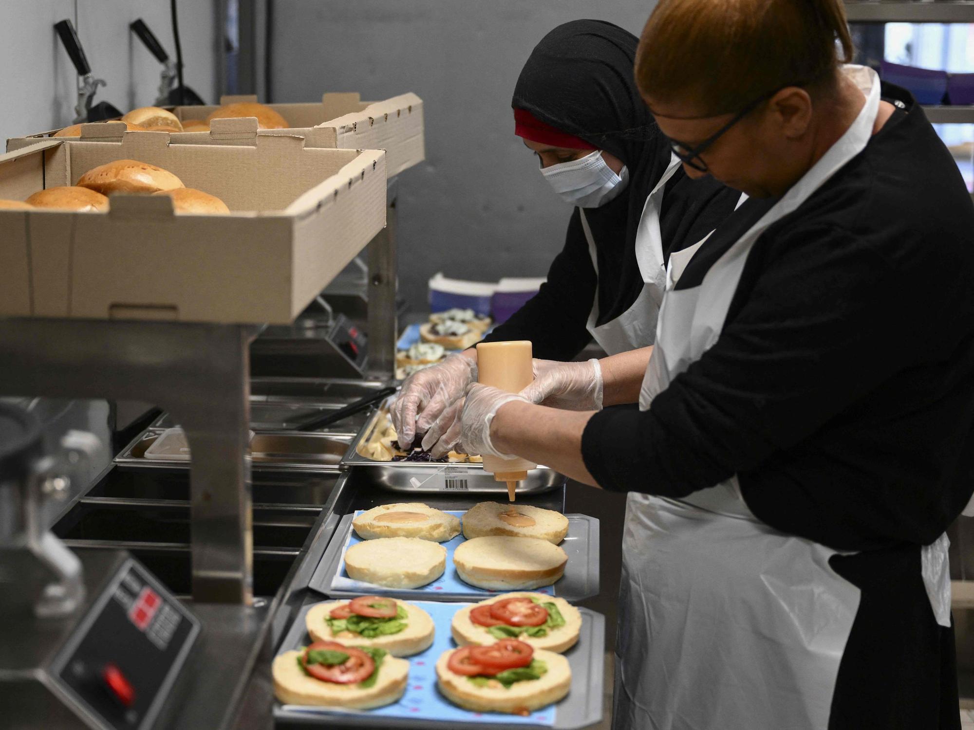 Beschäftigte in einem Fastfood-Restaurant in Marseille: Europaweit leidet die Gastronomie unter gleich mehreren Krisen, auch in Deutschland. Doch viele große Restaurantketten schalten auf Angriff.