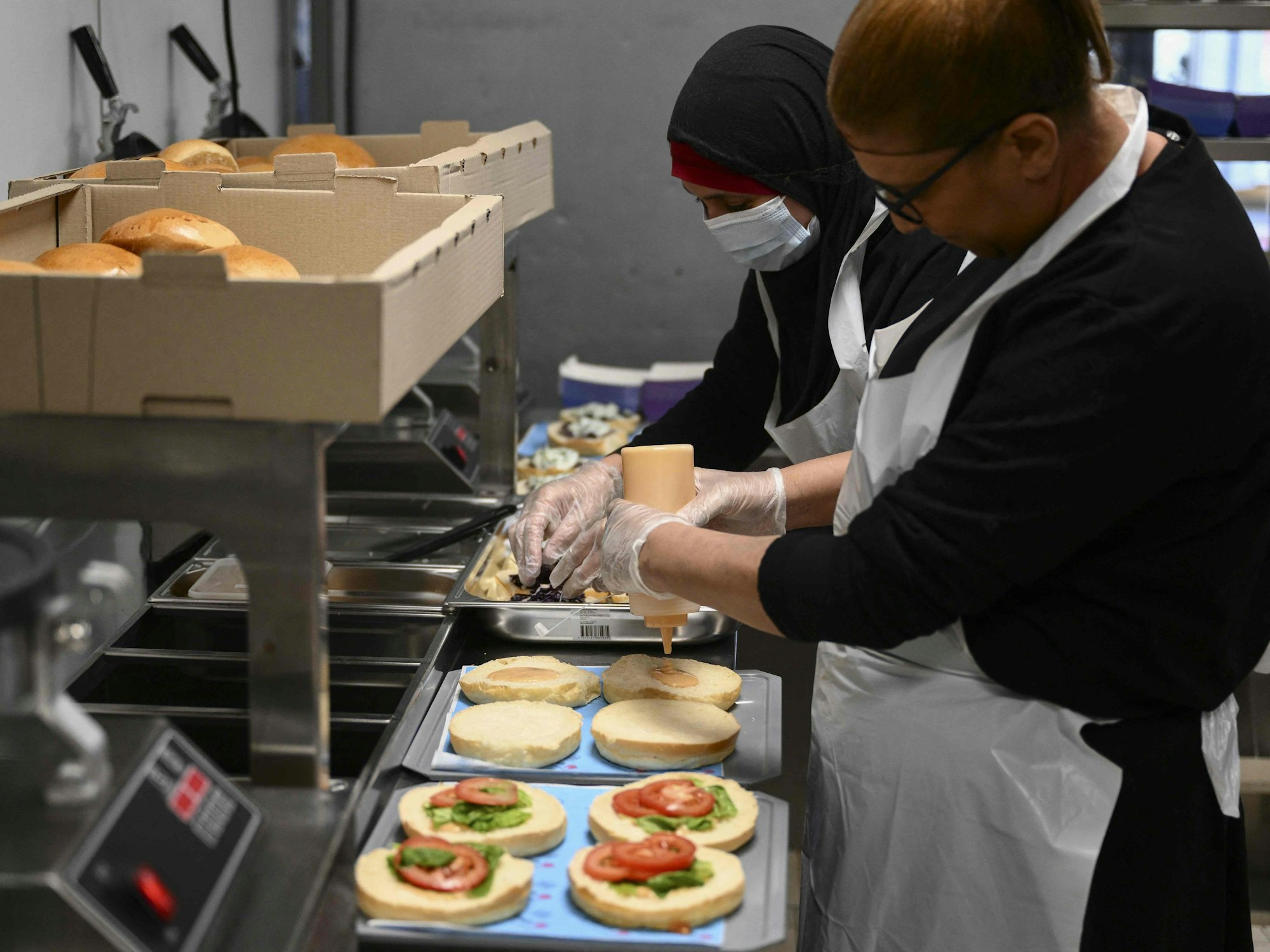 Beschäftigte in einem Fastfood-Restaurant in Marseille: Europaweit leidet die Gastronomie unter gleich mehreren Krisen, auch in Deutschland. Doch viele große Restaurantketten schalten auf Angriff.