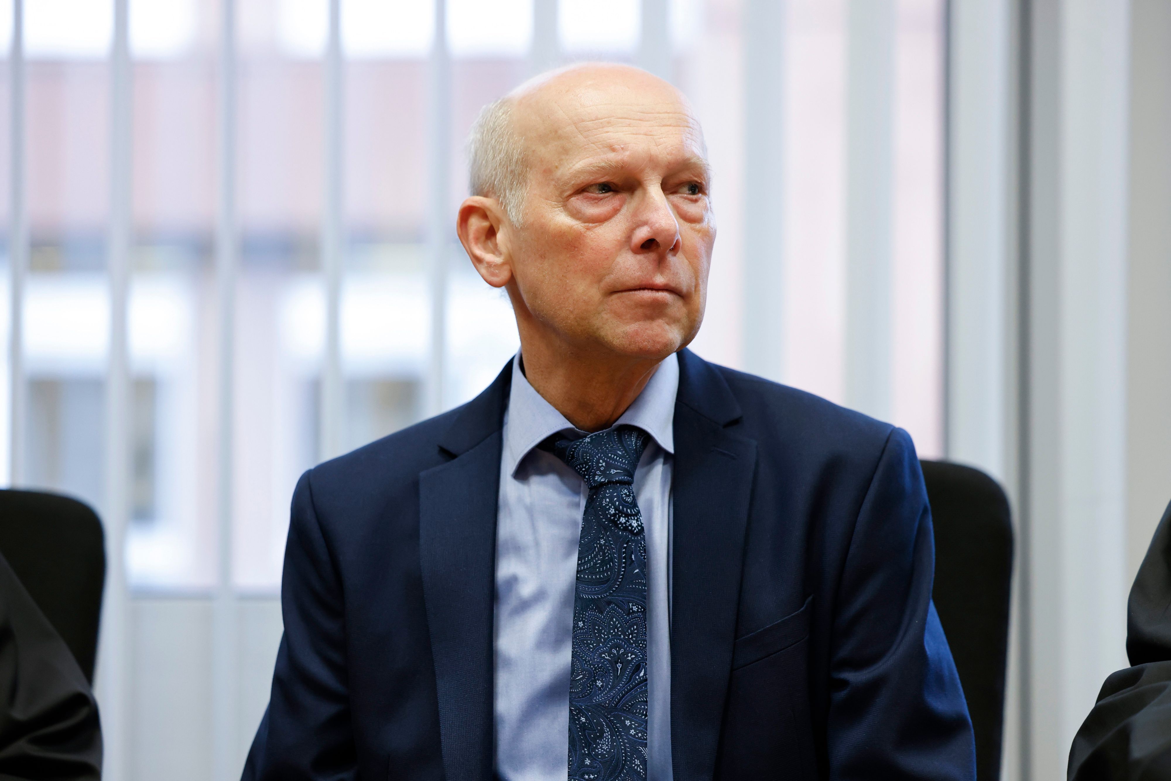 Kläger Georg Menne sitzt vor der Verhandlung im Gerichtssaal im Landgericht Köln. Der 62-Jährige verklagt das Kölner Erzbistum auf 750.000 Euro Schmerzensgeld.
