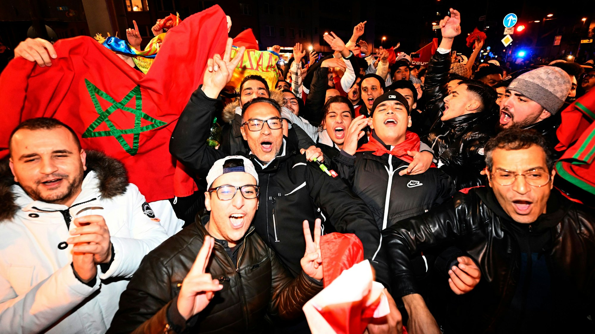 Marokko-Fans feiern in Düsseldorf den WM-Sieg über Spanien.