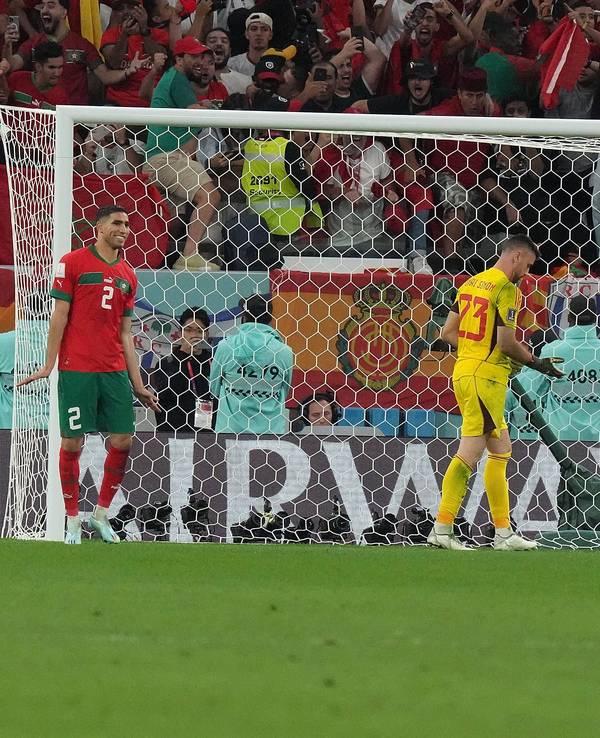 Achraf Hakimi jubelt nach seinem verwandelten Strafstoß für Marokko im Elfmeterschießen des WM-Achtelfinals 2022 gegen Spanien.