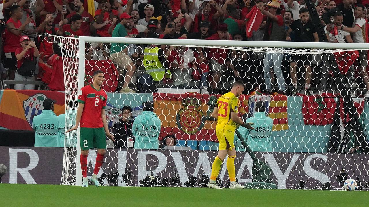 Achraf Hakimi jubelt nach seinem verwandelten Strafstoß für Marokko im Elfmeterschießen des WM-Achtelfinals 2022 gegen Spanien.
