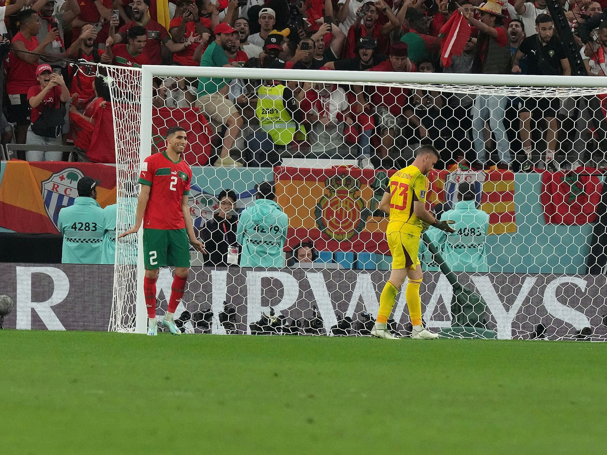 Achraf Hakimi jubelt nach seinem verwandelten Strafstoß für Marokko im Elfmeterschießen des WM-Achtelfinals 2022 gegen Spanien.