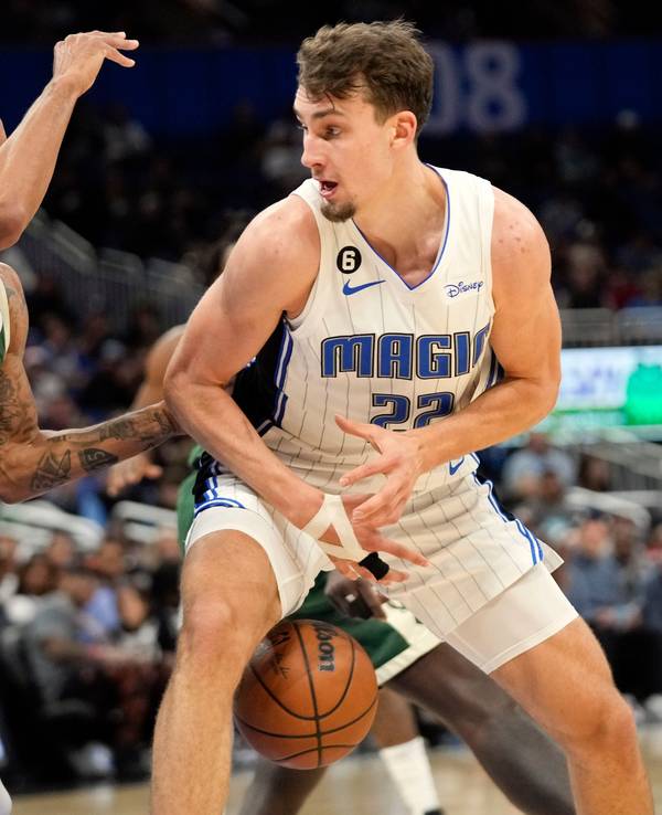 Franz Wagner im Dribbling gegen George Hill.