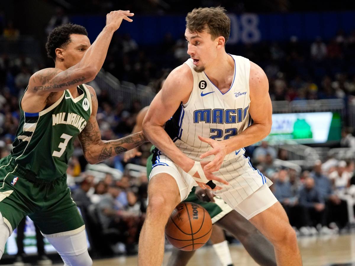 Franz Wagner im Dribbling gegen George Hill.