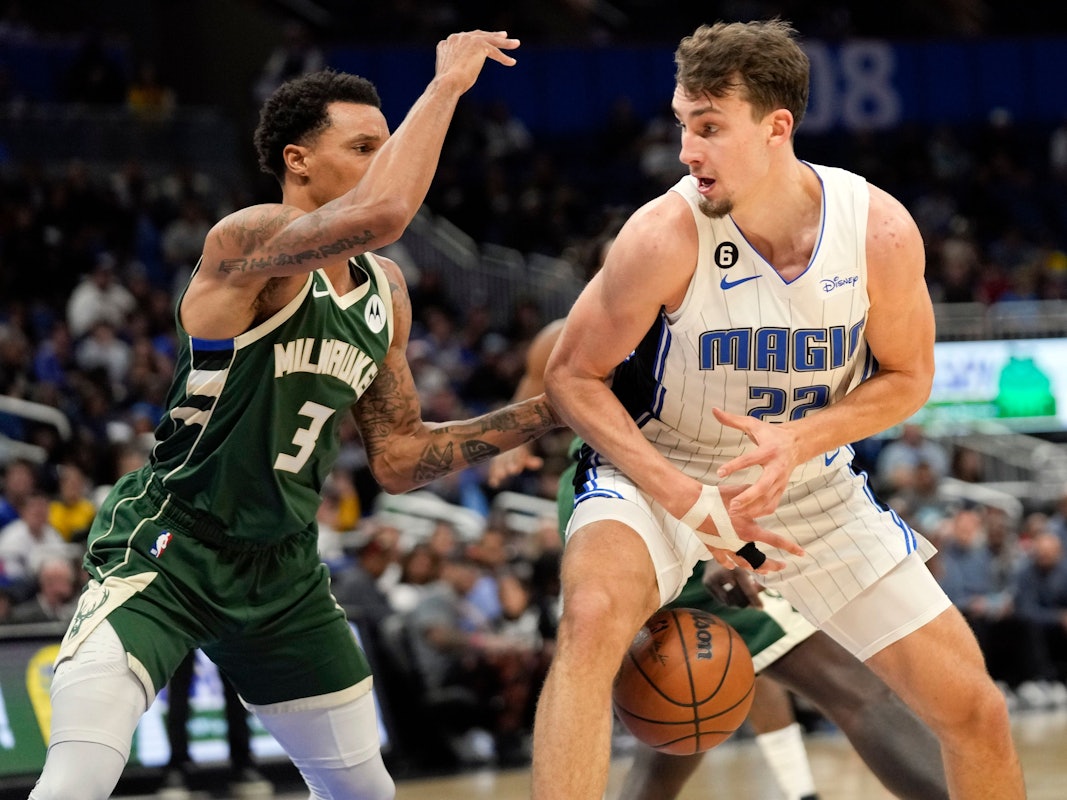 Franz Wagner im Dribbling gegen George Hill.